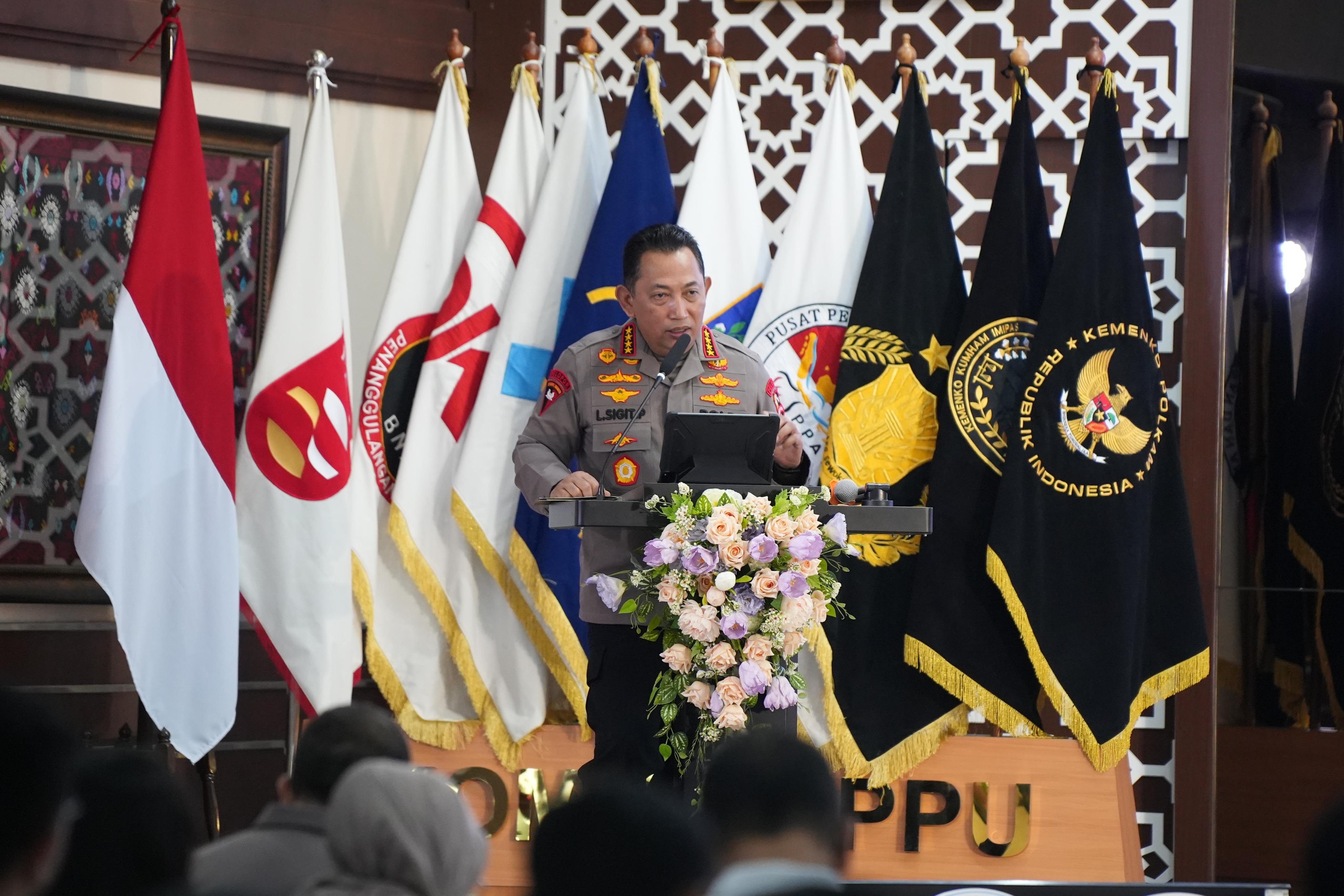 Kapolri Listyo Sigit Prabowo menjadi keynote speech pada Program Mentoring Berbasis Resiko (Promensisko) Tindak Pidana Pencucian Uang (TPPU) dan Pendanaan Terorisme dari kejahatan siber. (Polri)
