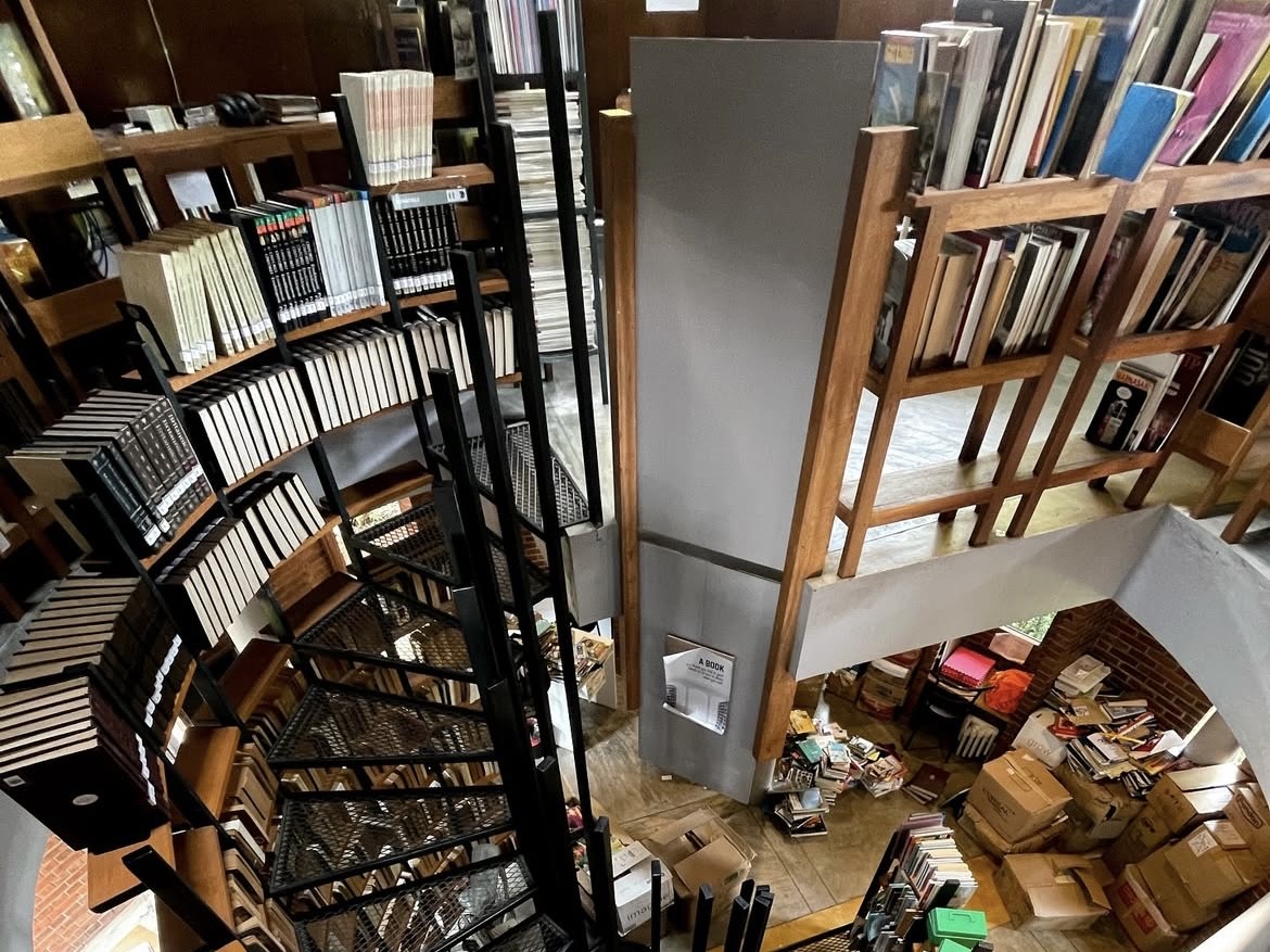 Koleksi buku di Perpustakaan Putaka Pahala. (Dok Instagram @pustakaphala)