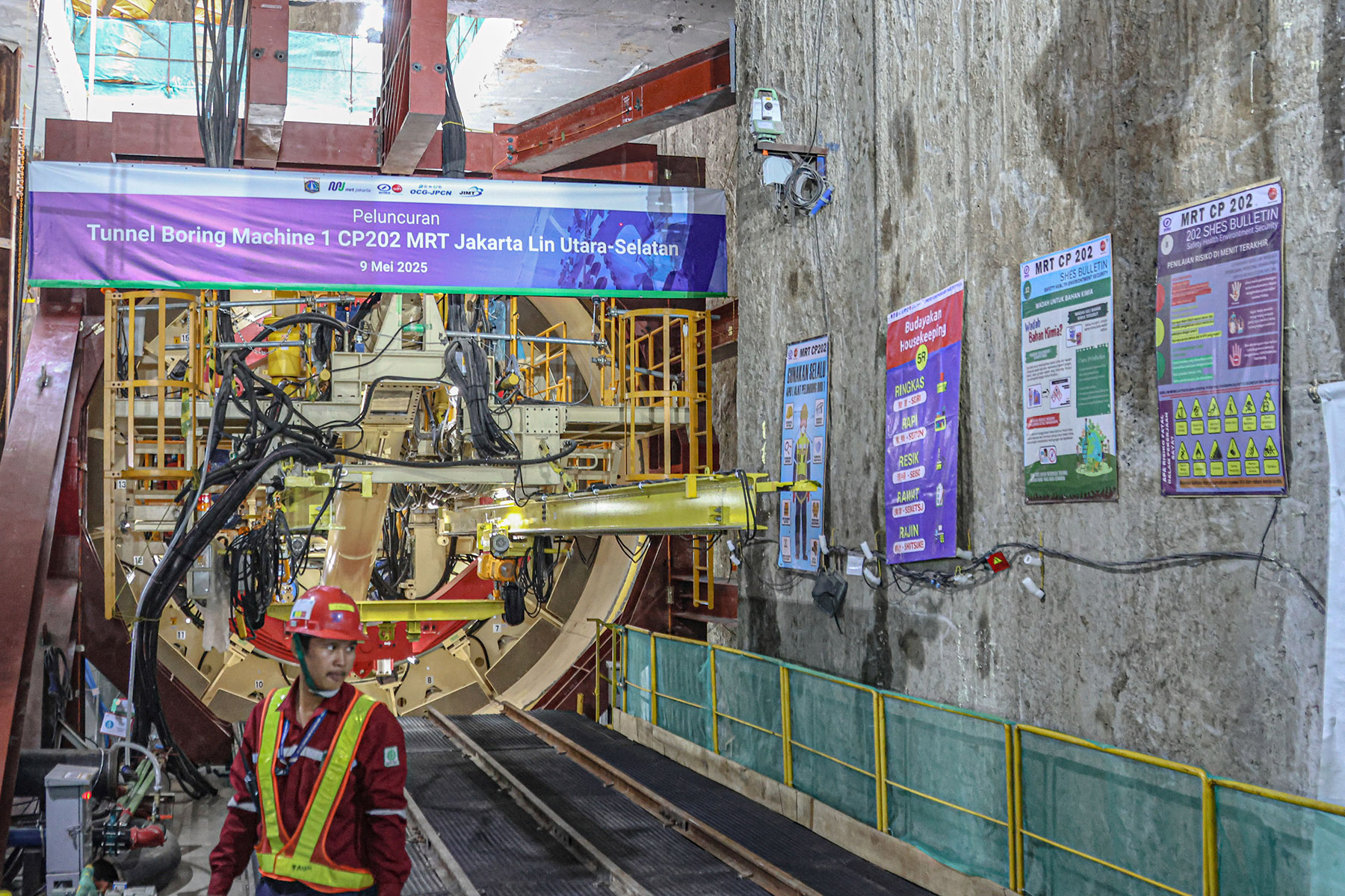 Pekerjaan beraktifitas di proyek MRT (Mass Rapid Transit) di Stasiun Harmoni, Jakarta Pusat, Jumat (9/5/2025). Proyek pembangunan terowongan bawah tanah sepanjang 1.195 meter itu akan menghubungkan Stasiun Harmoni, Sawah Besar dan Stasiun Mangga Besar yan