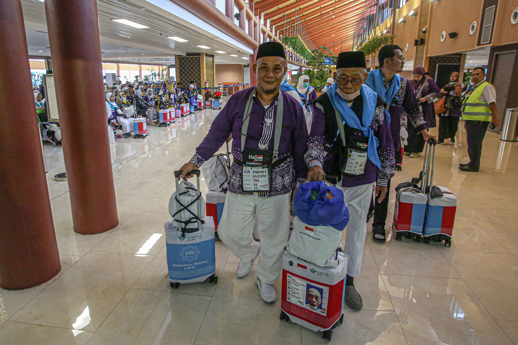 Sejumlah Jamaah haji menjalani pemeriksaan bisa di fasilitas Makkah Route, Terminal 2F, Bandara Soekarno-Hatta, Tangerang, Kamis (08/05/2025). Pengelola bandara Soekarno-Hatta beserta imigrasi Arab Saudi bersiap memberangkatkan jamaah haji gelombang kedua