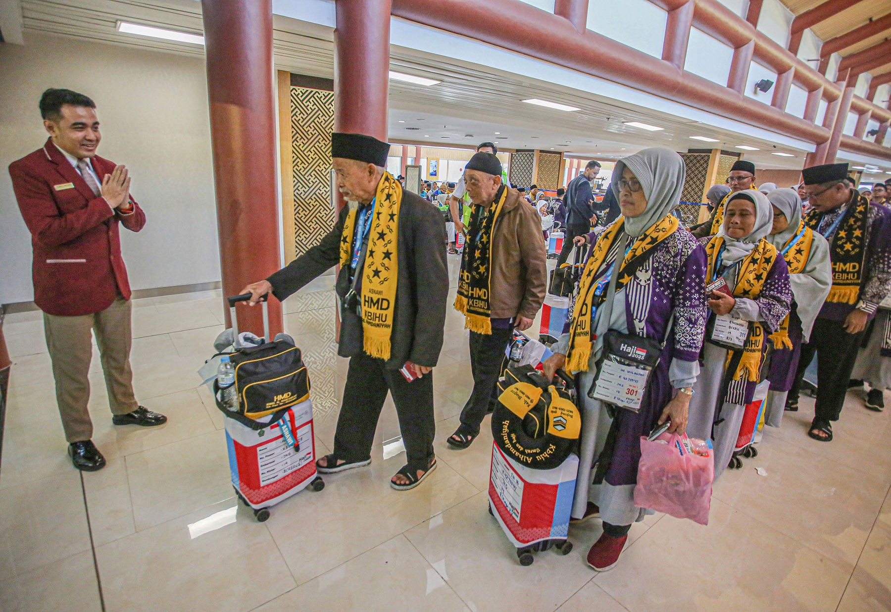 Sejumlah Jamaah haji menjalani pemeriksaan bisa di fasilitas Makkah Route, Terminal 2F, Bandara Soek