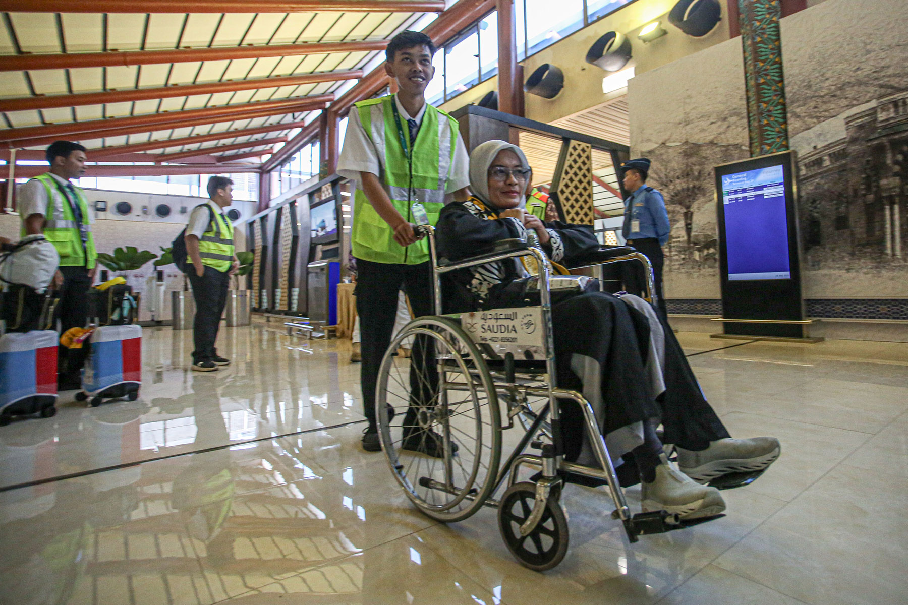 Sejumlah Jamaah haji menjalani pemeriksaan bisa di fasilitas Makkah Route, Terminal 2F, Bandara Soek