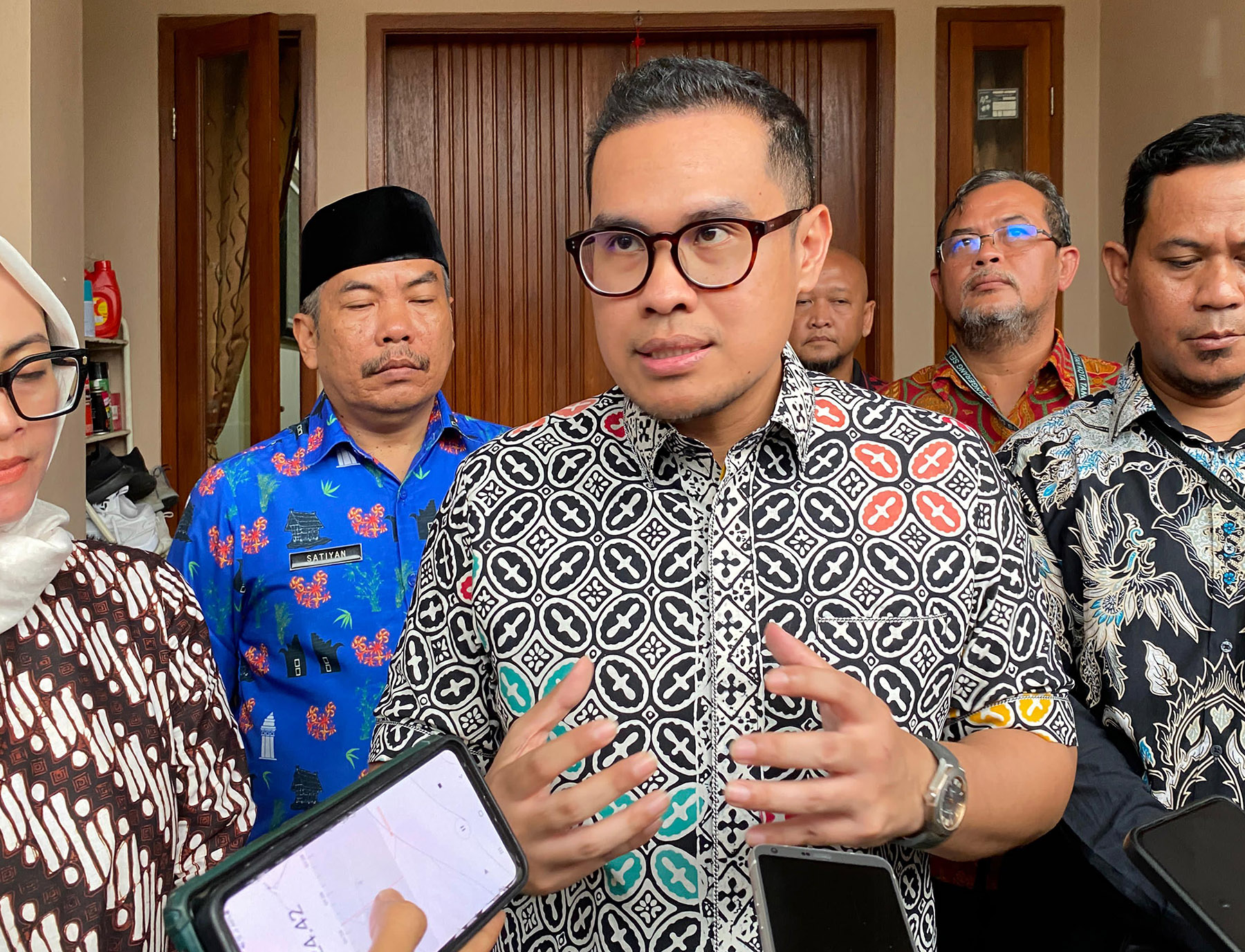 Wakil Wali Kota Tangsel Pilar Saga Ichsan mengunjungi kediaman siswi yang menjadi korban pelecehan seksual SMK Waskito, di Kelurahan Bambu Apus, Kecamatan Pamulang.