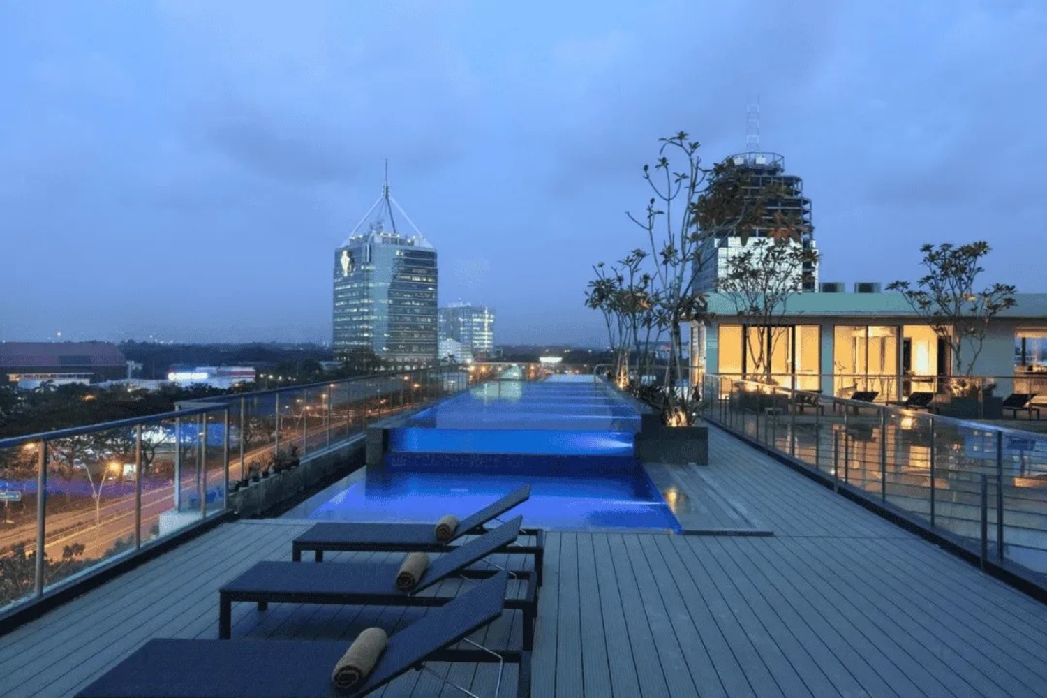 Kolam renang Rooftop di Santika Premiere Bintaro (Dok. MySantika)