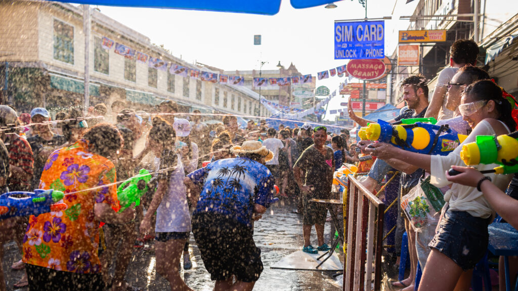 Ilustrasi Songkran Water Festival di Thailand. (Dok. kimptonmaalaibangkok.com)