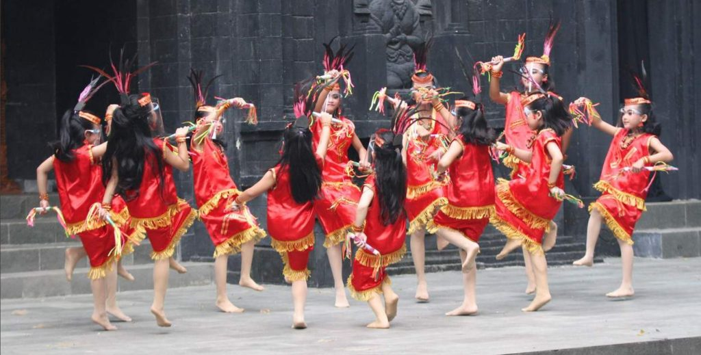 Salah satu pertunjukkan tari tradisional dari sanggar tari Rumah Budaya Nusantara Puspo Budoyo. (Dok. puspobudoyo.com)