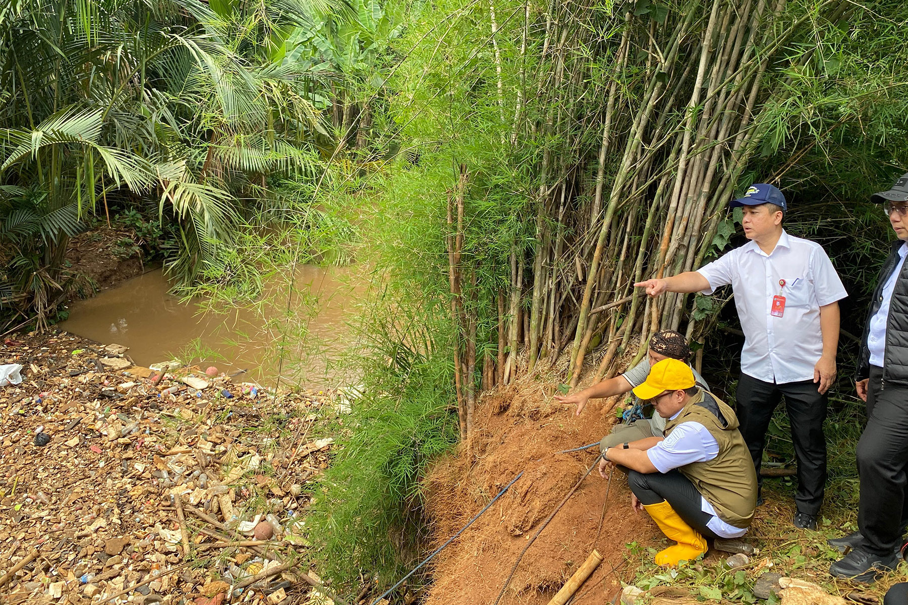 Wakil Wali Kota Tangsel Pilar Saga Ichsan dan Dinas Sumber Daya Air, Bina Marga dan Bina Konstruksi (DSABMBK) Kota Tangsel meninjau timbunan sampah menutupi aliran sungai