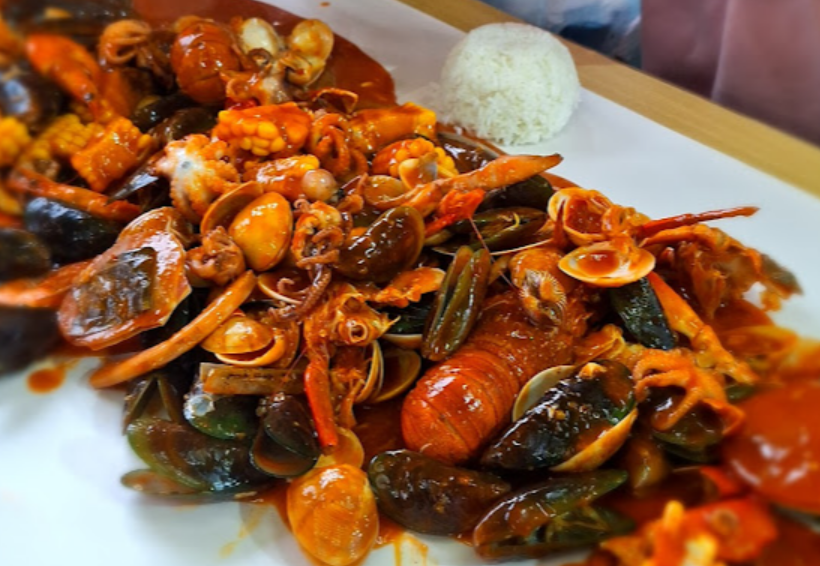 Menu seafood tumpah di Seafood Bang Djaloe (Dok. Google Maps)
