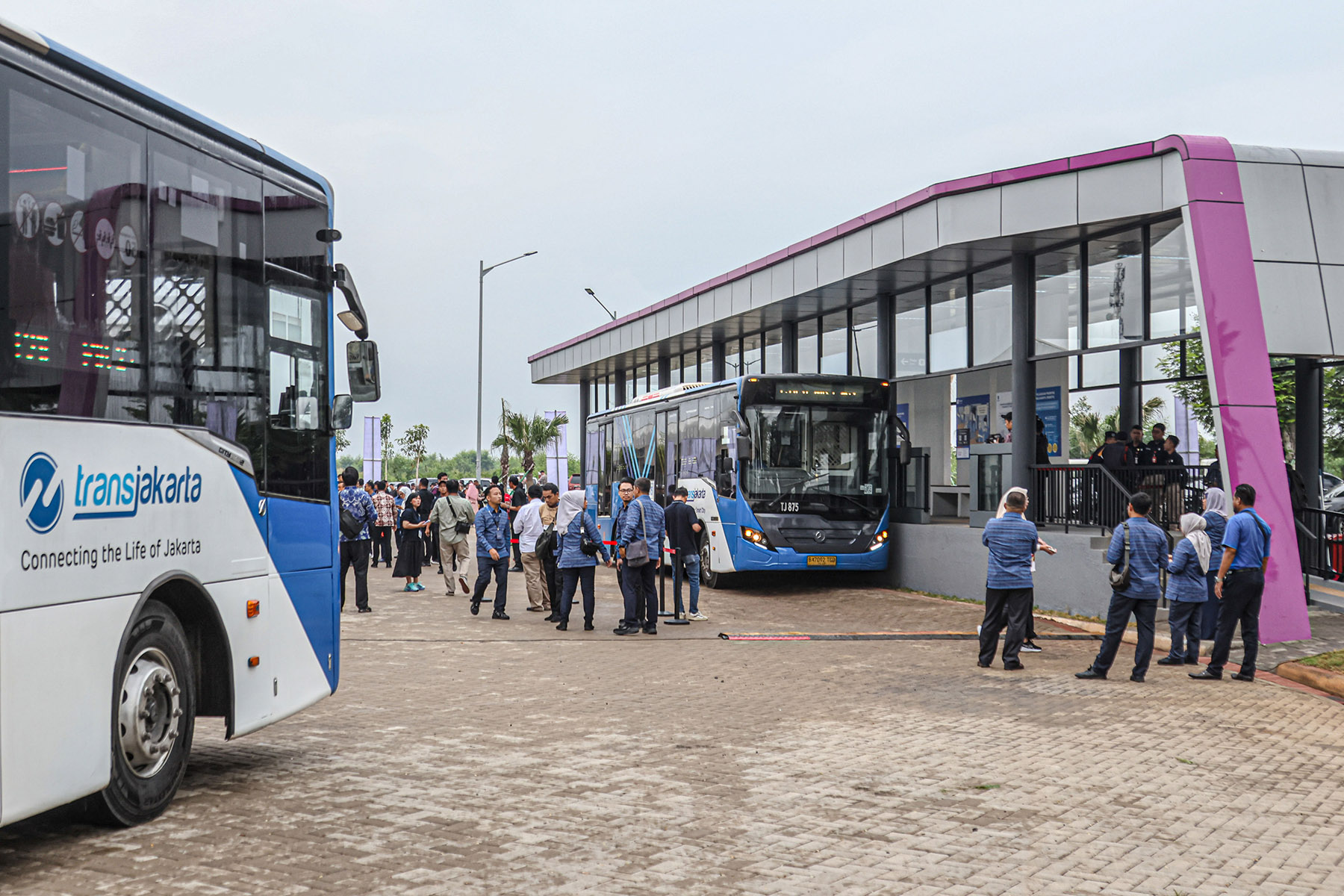 Penumpang menunggu bus Transjabodetabek di halte PIK2, Tangerang, Kamis (22/05/2025). Pemprov DKI Jakarta bekerjasama dengan Pemprov Banten membuka Transjabodetabek Rute Blok M-PIK 2 yang memiliki panjang jalan 72,8 km dengan 24 titik pemberhentian dengan