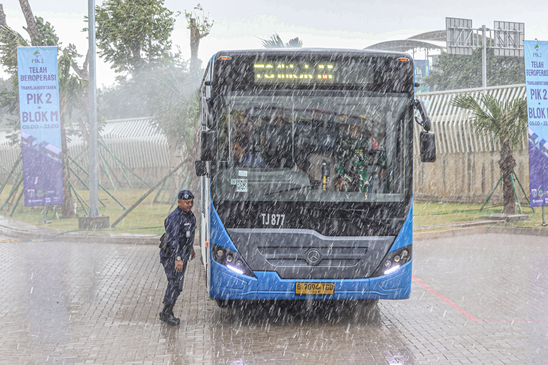 Penumpang menunggu bus Transjabodetabek di halte PIK2, Tangerang, Kamis (22/05/2025). Pemprov DKI Jakarta bekerjasama dengan Pemprov Banten membuka Transjabodetabek Rute Blok M-PIK 2 yang memiliki panjang jalan 72,8 km dengan 24 titik pemberhentian dengan