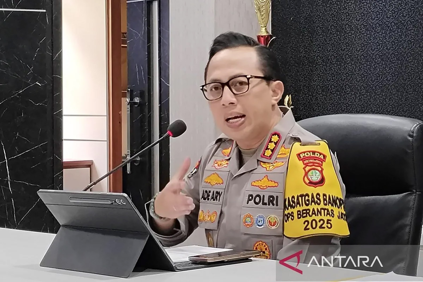 Kabid Humas Polda Metro Jaya, Kombes Pol Ade Ary Syam Indradi memberi keterangan kepada awak media di Polda Metro Jaya, Jakarta, Jumat (23/5/2025). ANTARA/Ilham Kausar/aa.