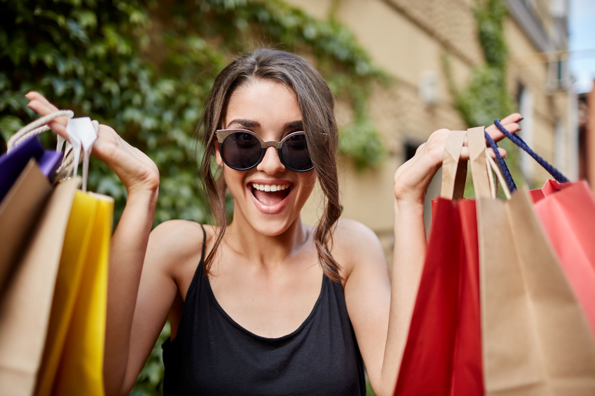 Ilustrasi seorang wanita menenteng tas belanja (Dok. Freepik)
