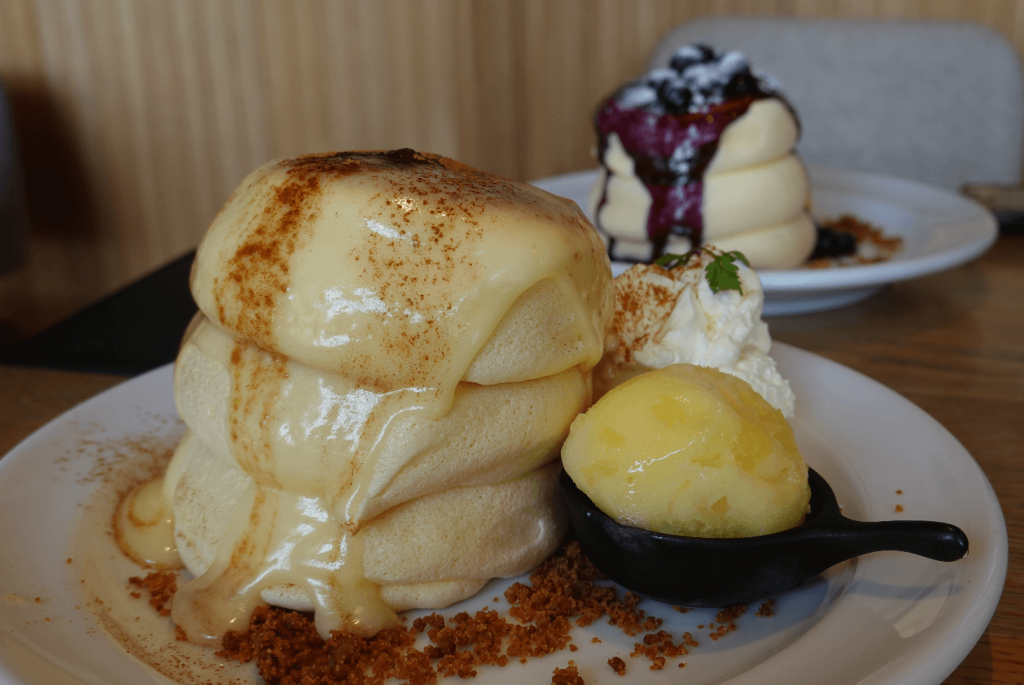 Japanese souffl&eacute; pancake. (Dok. thefrugalfoodies.com)