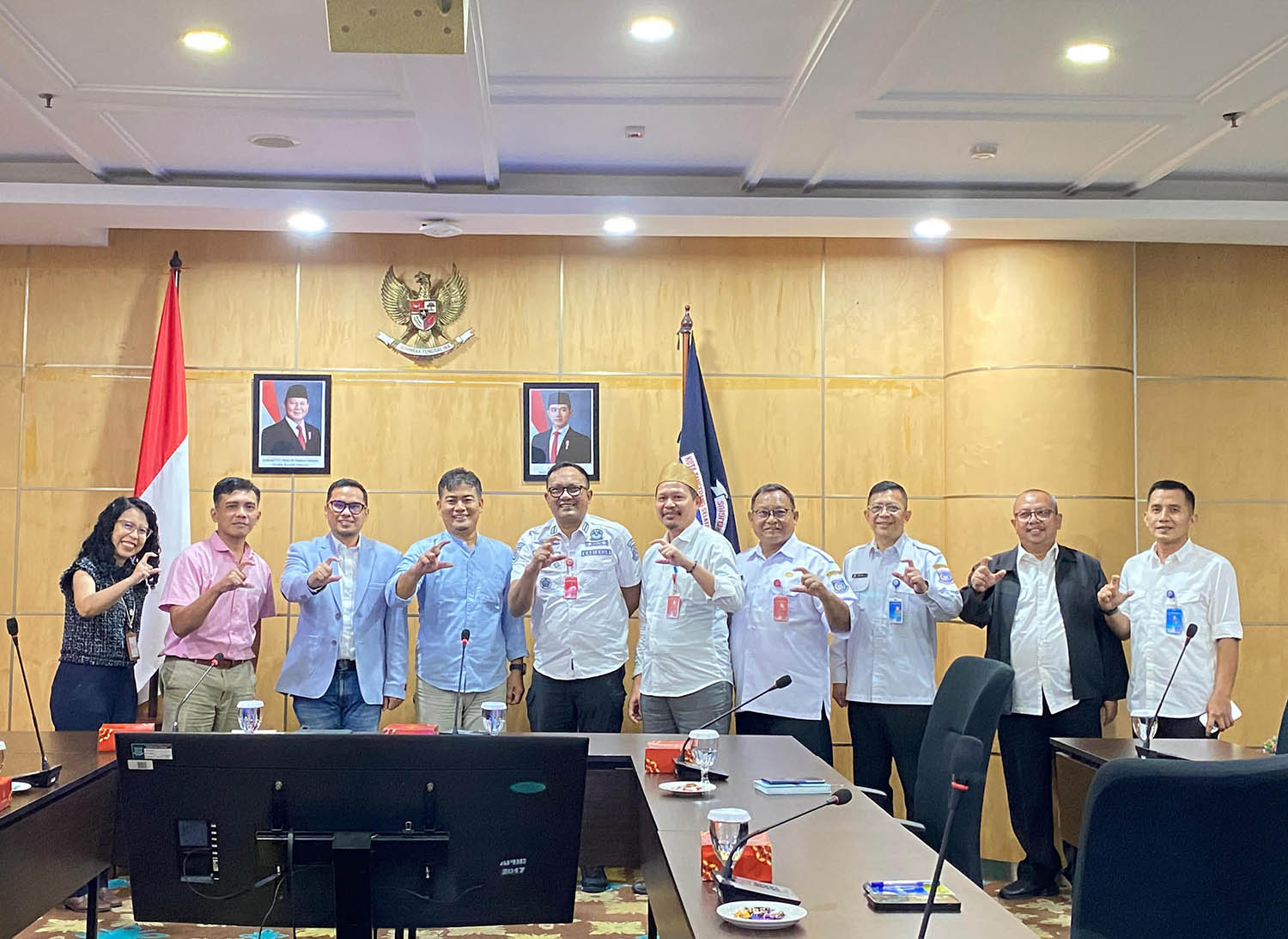 Caption : Foto bersama Jawa Pos dengan jajaran Pemkot Tangsel usai Audiensi yang diterima langsung Wakil Wali Kota Tangsel Pikar Saga Ichsan di Puspemkot Tangsel, Ciputat, Rabu (4/6). (Foto: Muhtamima