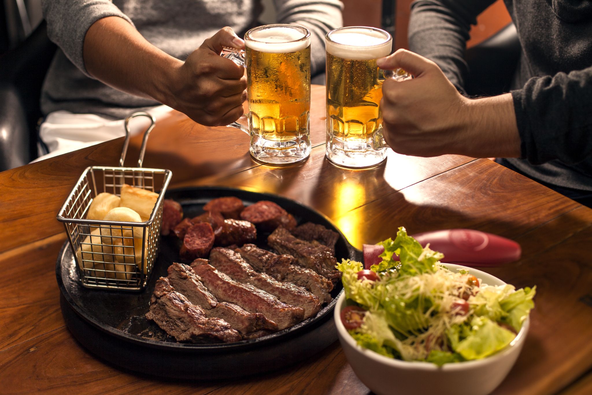 Ilustrasi steak dan beer. (Dok. Freepik)