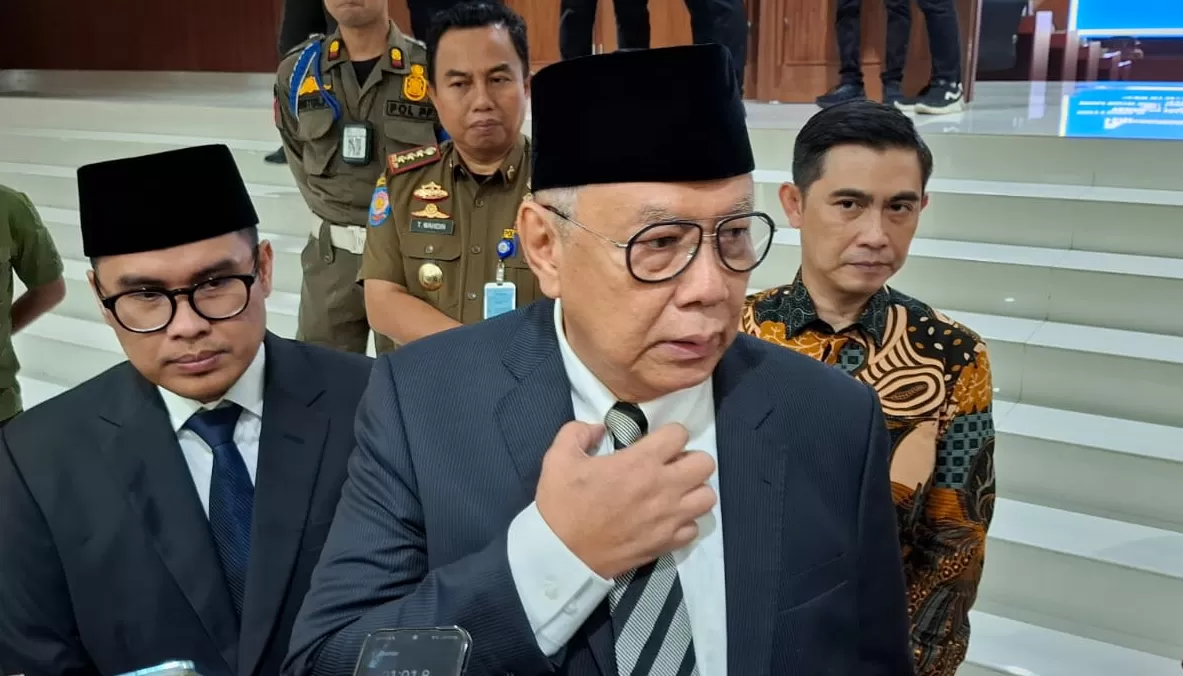 Wali Kota Tangsel Benyamin Davnie diwawancarai awak media. (Muhtamimah/Jawa Pos).