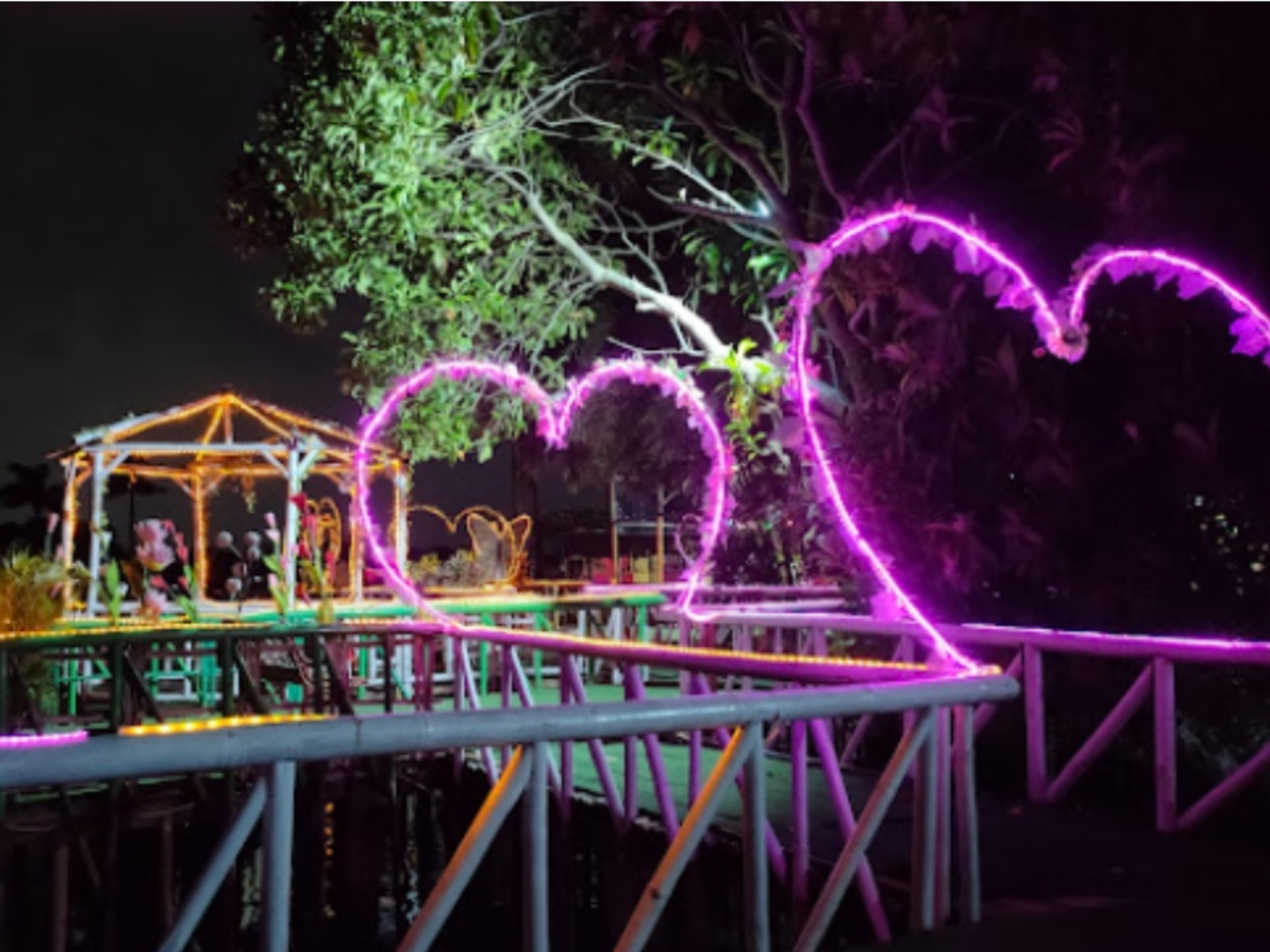 Penampakan beragam spot foto yang tersedia di Kampung Wisata Pinggir Rawa (Dok. Google Maps)