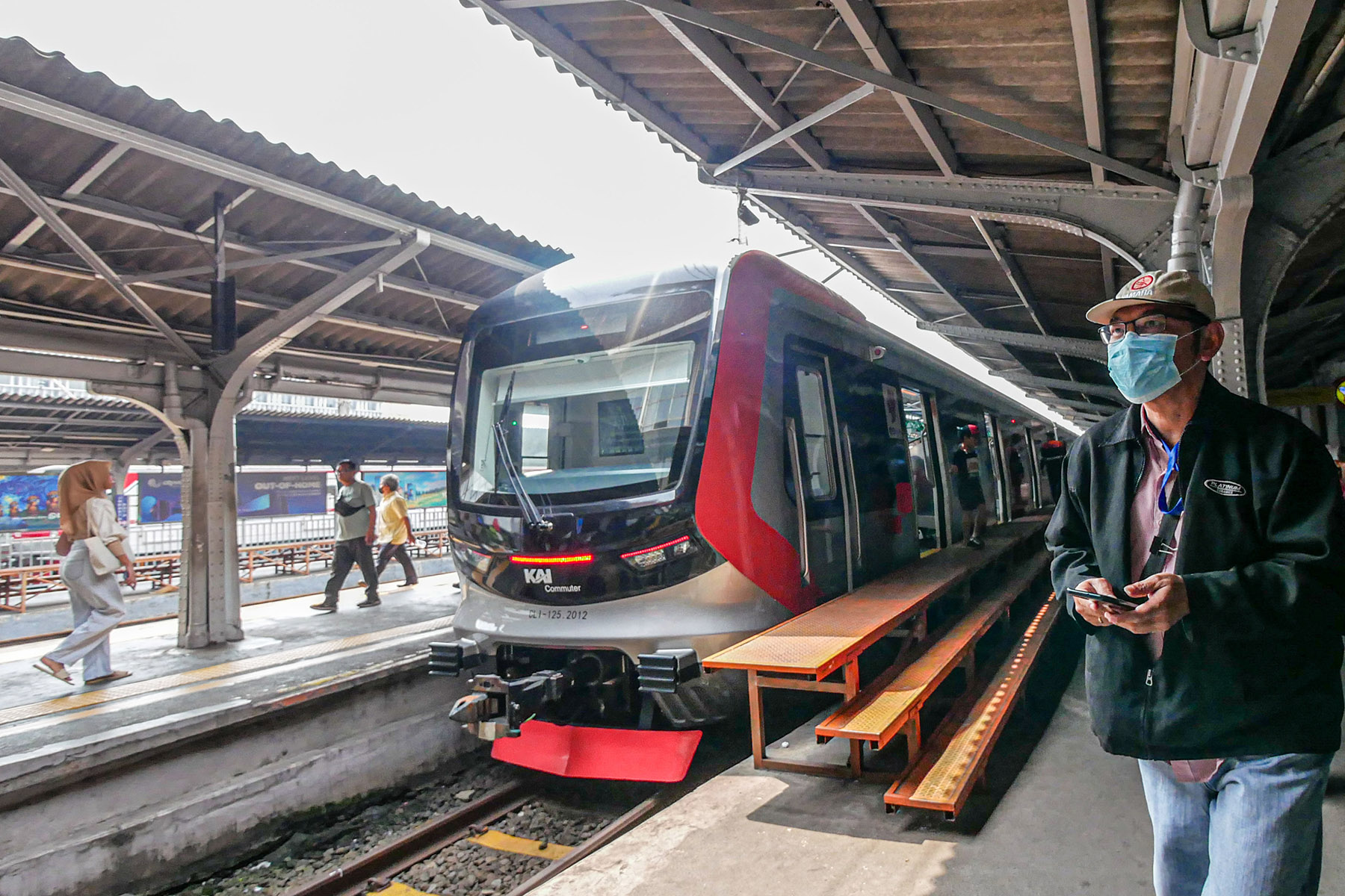 Sejumlah penumpang turun dari rangkaian KRL baru di Stasiun Jakarta Kota, Kamis (12/06/2025). PT KAI Commuter mulai mengoperasikan tiga rangkaian Kereta Rel Listrik (KRL) seri CLI-125 yang memiliki 12 kereta atau Stamformasi 12 (SF12) dengan kapasitas mak