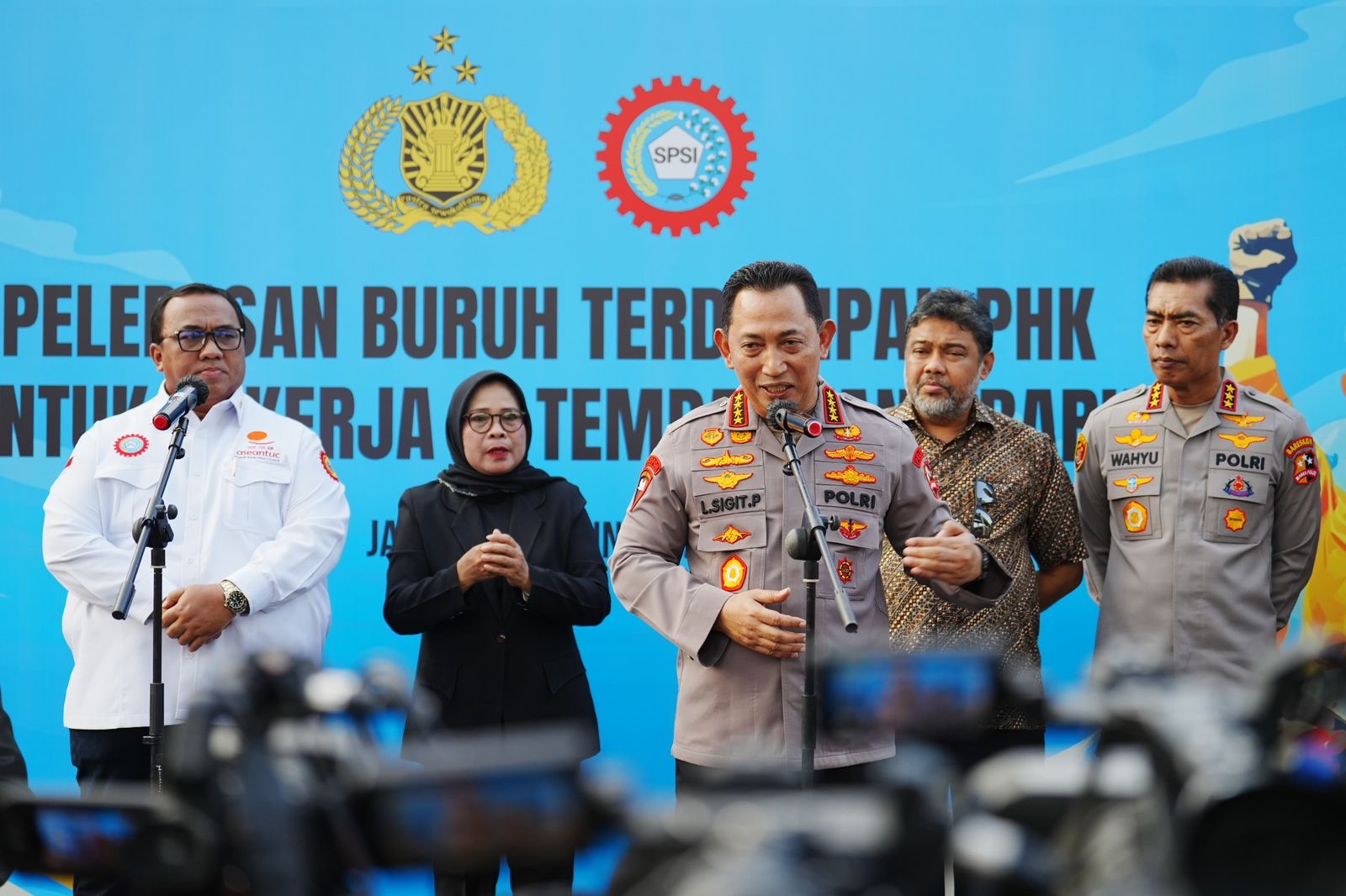 Kapolri Listyo Sigit Prabowo saat melepas buruh terdampak PHK. (Mabes Polri)