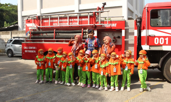 Kegiatan &ldquo;Anak Hebat Tanggap Bencana&rdquo; yang diikuti oleh anak-anak usia TK bersama dengan perwakilan Damkar dan mahasiswa. (Dok.  tangerangselatankota.go.id)