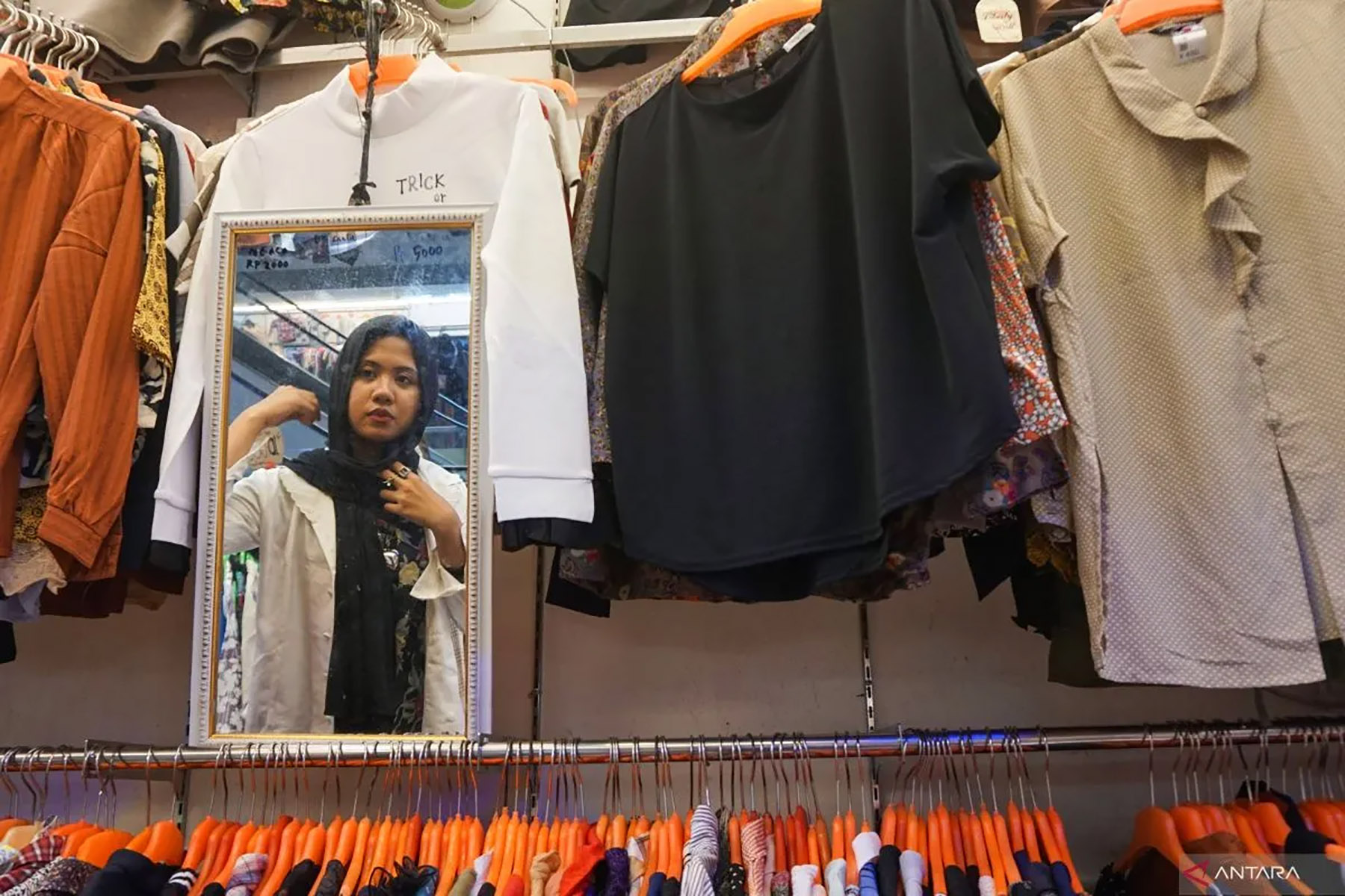 Ilustrasi thrift shop.  ANTARA FOTO/Rifqi Raihan Firdaus/sgd/Spt.