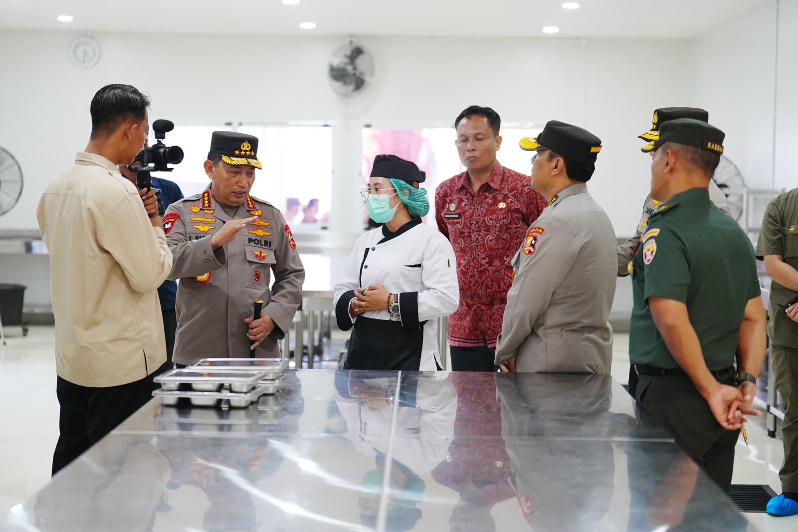 Kapolri Listyo Sigit Prabowo saat mengecek dapur MBG di Bali. (Mabes Polri)