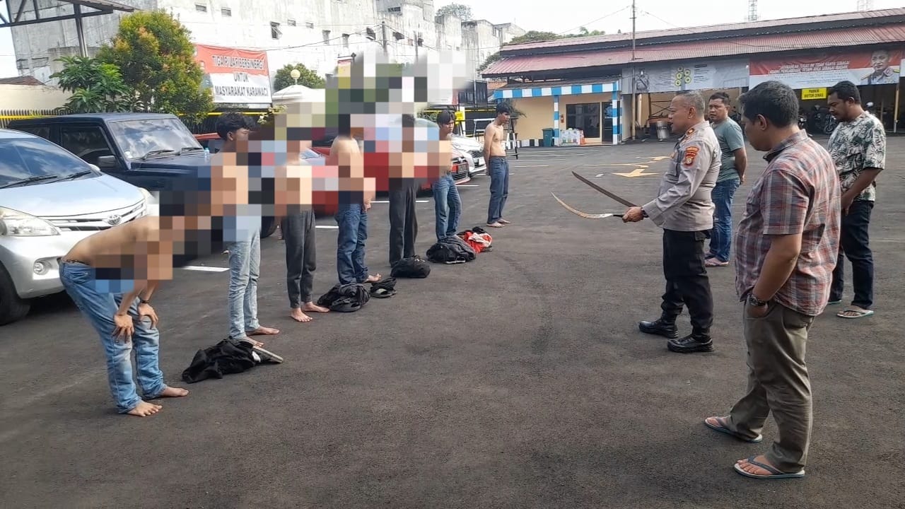 Belasan remaja terjaring dalam patroli cipta kondisi oleh jajaran Polres Metro Tangerang Kota bersama Polsek Jatiuwung, Karawaci, dan Sepatan, Minggu (15/6) malam. (Dok. Polsek)