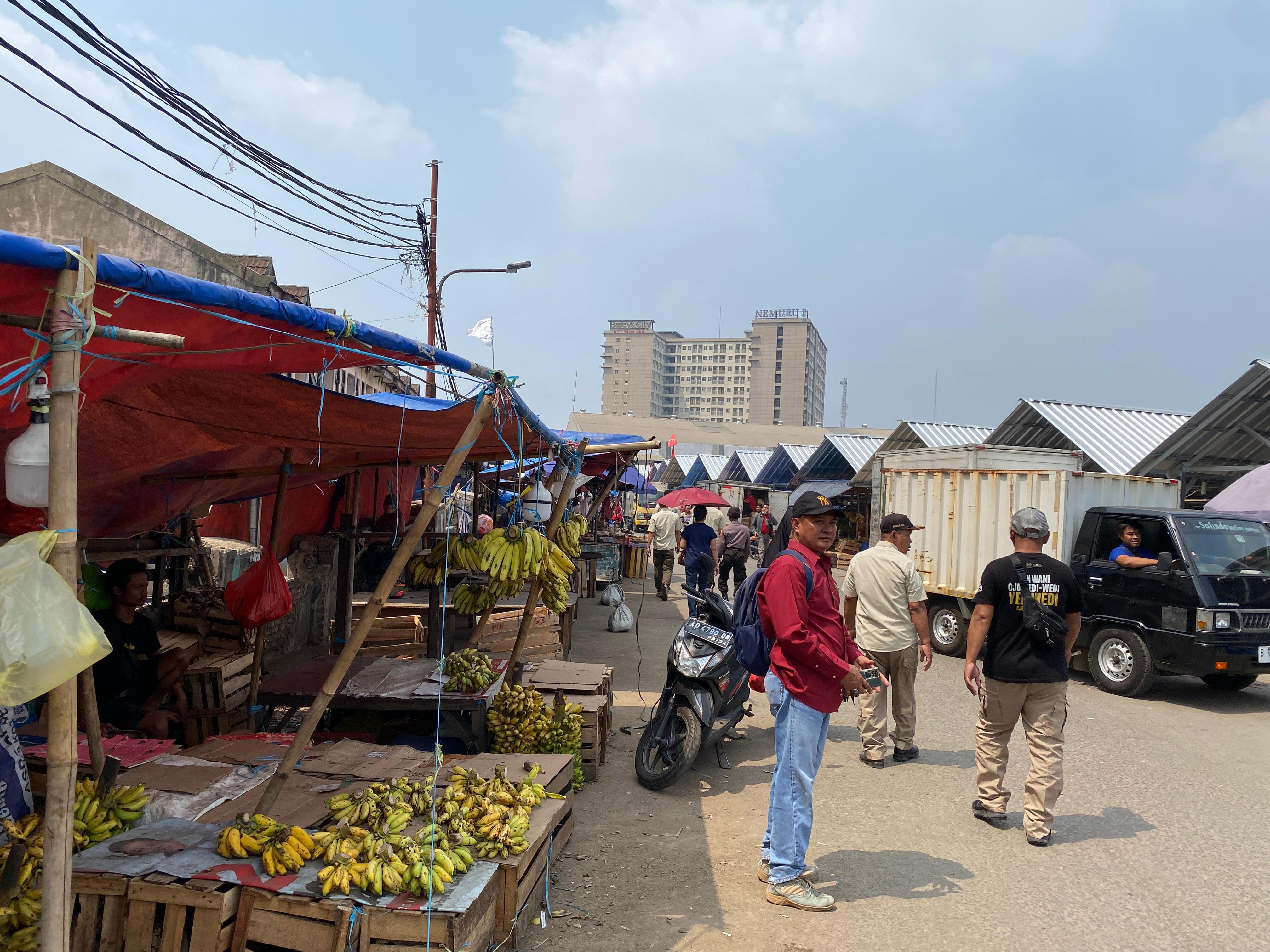 Jalan Haji Usman di Kawasan Pasar Ciputat. (Muhtamimah/Jawa Pos)