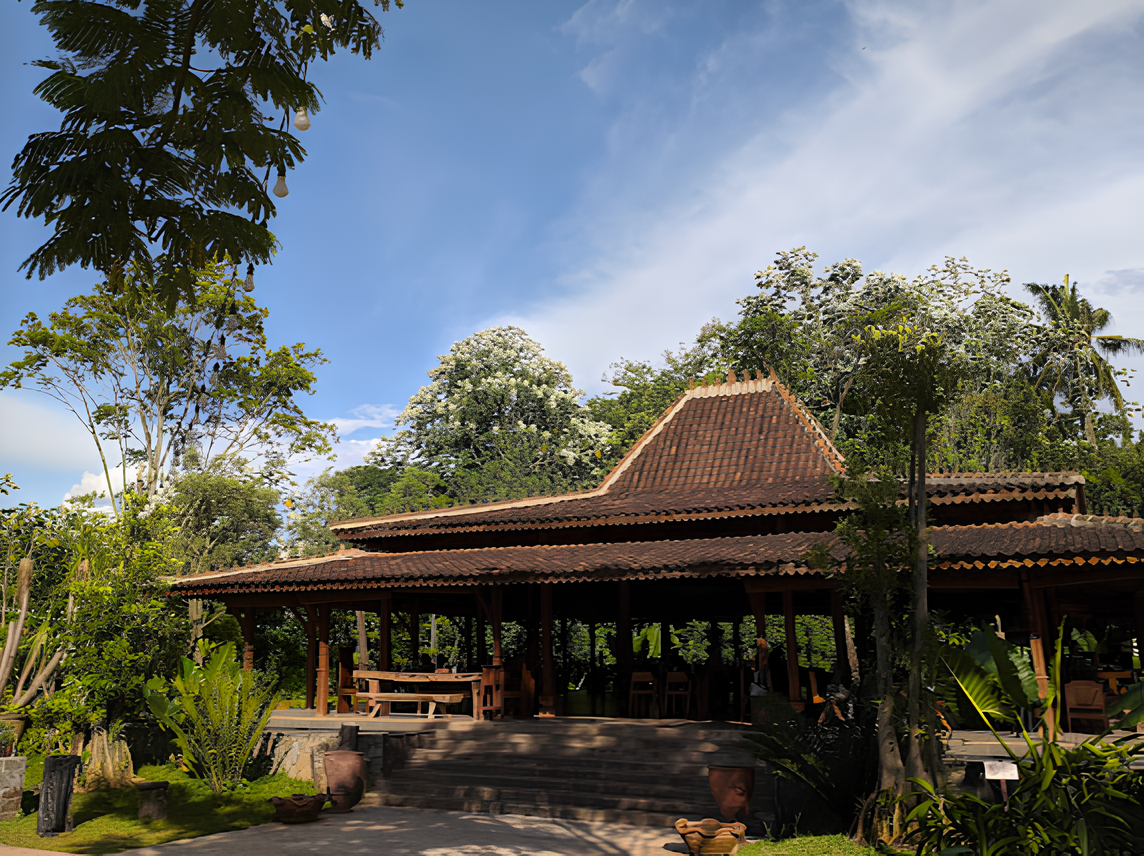 Rumah joglo bergaya klasik, merupakan spot foto favorit yang berada di Hidden Paradise (Dok. Google Maps)
