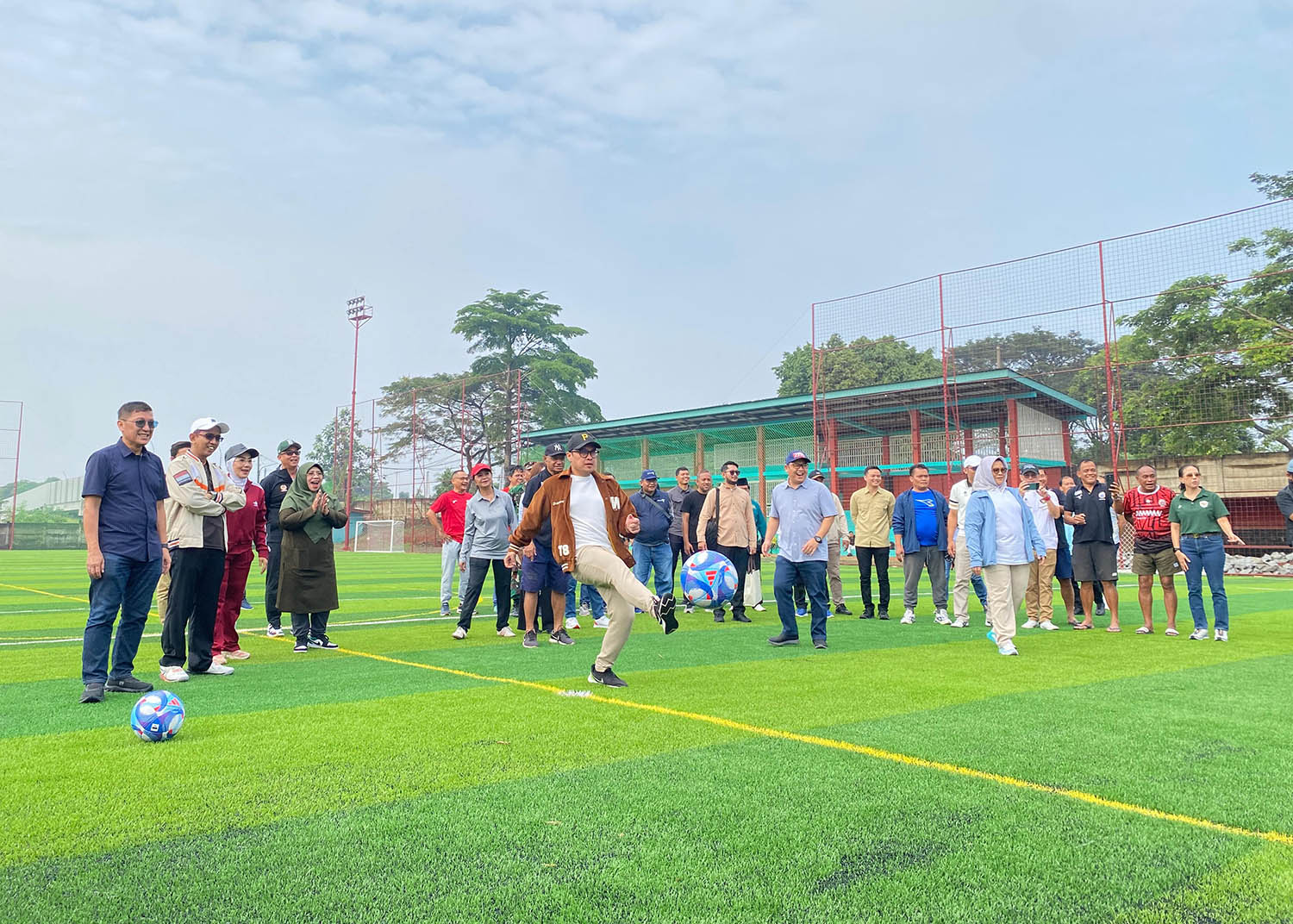 Wakil Wali Kota Tangsel Pilar Saga Ichsan meresmikan RANA Grounds Parigi Soccer Field yang terletak di Parigi, Kecamatan Pondok Aren, Sabtu (21/6). (FOTO: Muhtamimah/Jawa Pos)