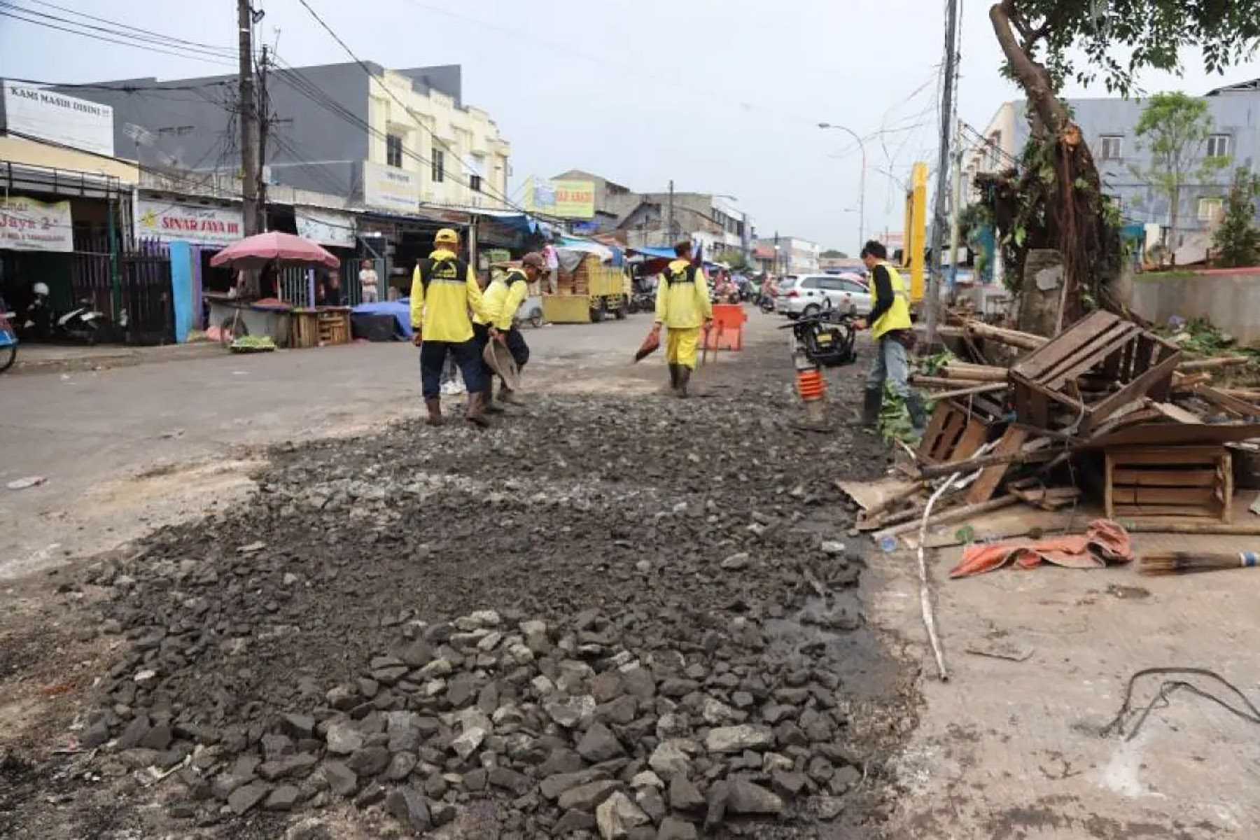 Dinas Pekerjaan Umum dan Penataan Ruang (PUPR) Kota Tangerang sedang melakukan penambalan jalan berlubang menuju Pasar Anyar sebelum di aspal. ANTARA/HO-Pemkot Tangerang.