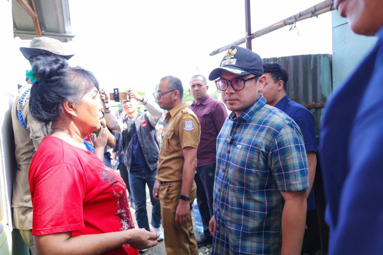 Wakil Wali Kota Tangsel Pilar Saga Ichsan saat memimpin langsung pembongkaran bangunan liar di Kawasan Roxy, Ciputat, Senin (23/6). (Dok. Ist)