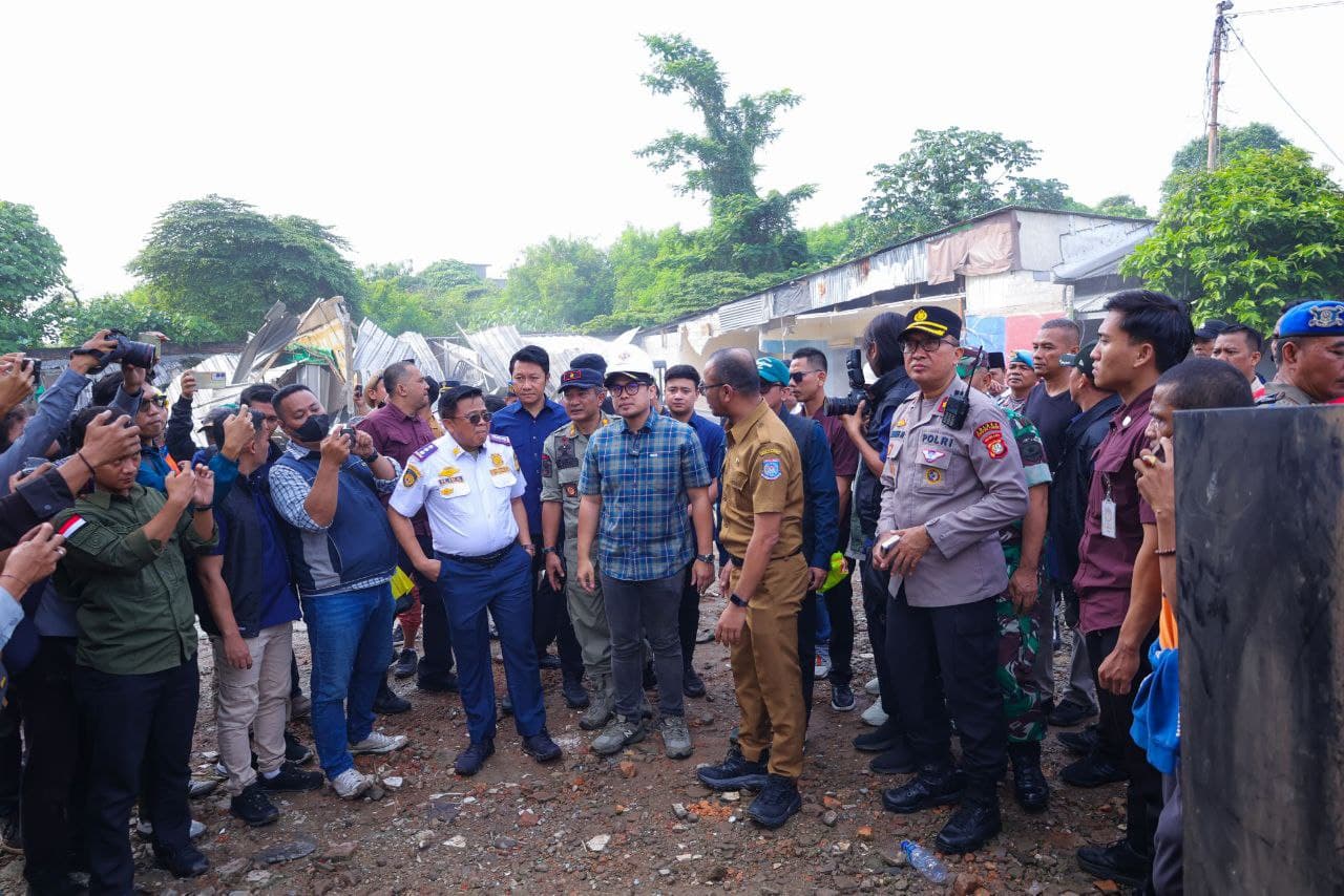 Wakil Wali Kota Tangsel Pilar Saga Ichsan saat memimpin langsung pembongkaran bangunan liar di Kawasan Roxy, Ciputat, Senin (23/6). (Dok. Ist)