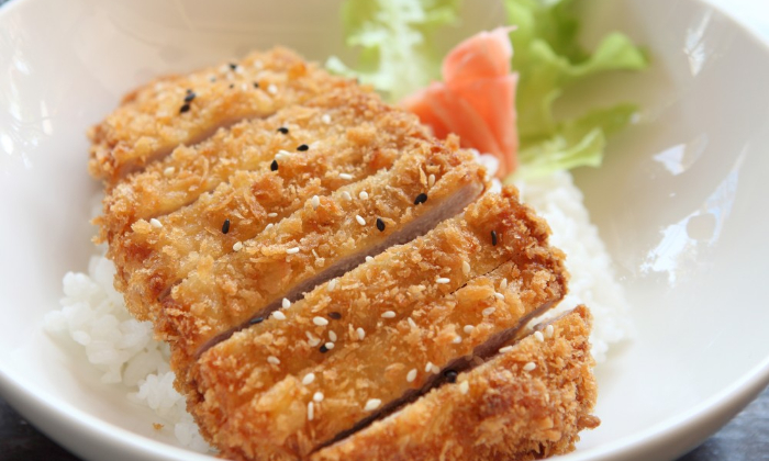 Ayam goreng tepung dengan butter rice. (Dok. PrimaKu)