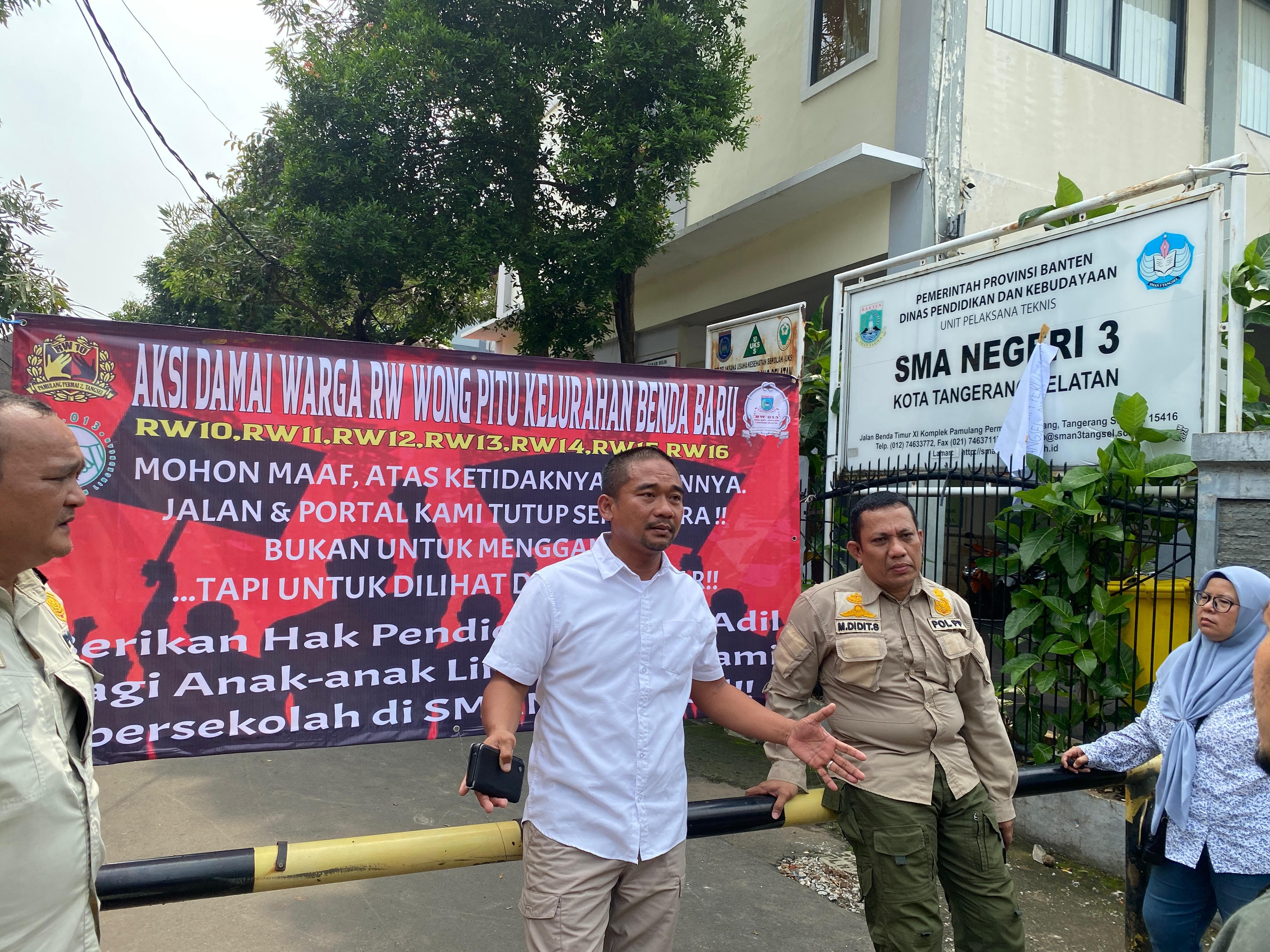 Kepala Bidang Penegakan Hukum dan Perundang-Undangan Satuan Polisi Pamong Praja (Satpol PP) Kota Tangsel Muksin Al-Fahri meninjau penutupan akses jalan SMA Negeri 3.