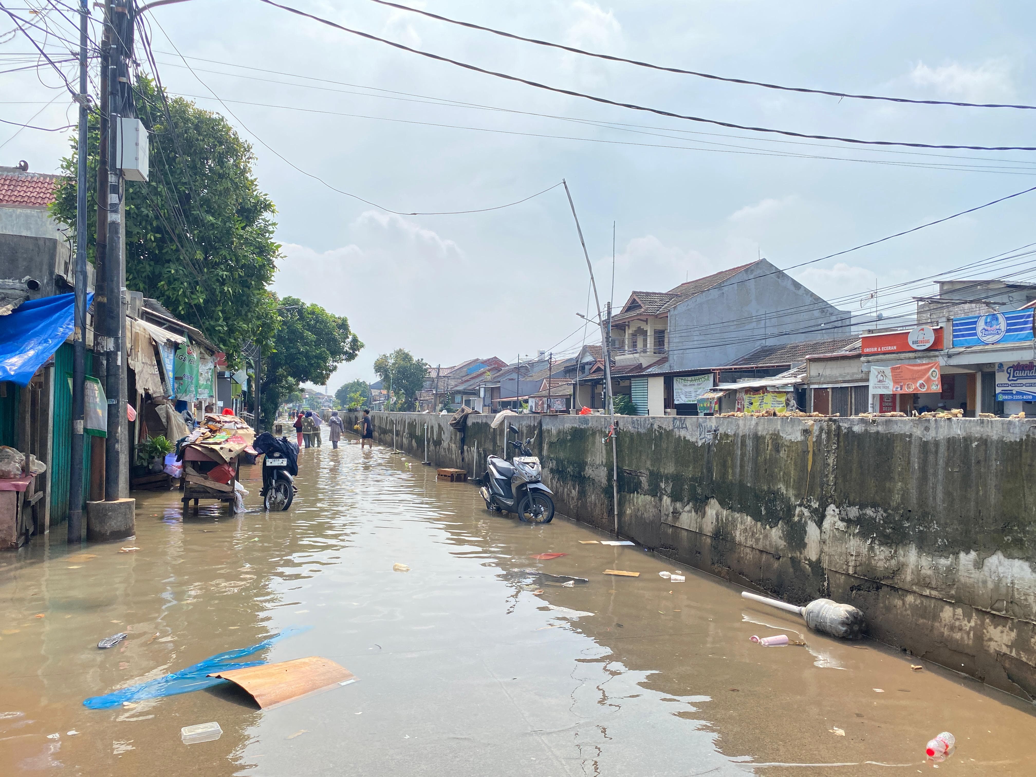 Banjir di Perumahan Pondok Maharta, Pondok Aren, Selasa (8/7).