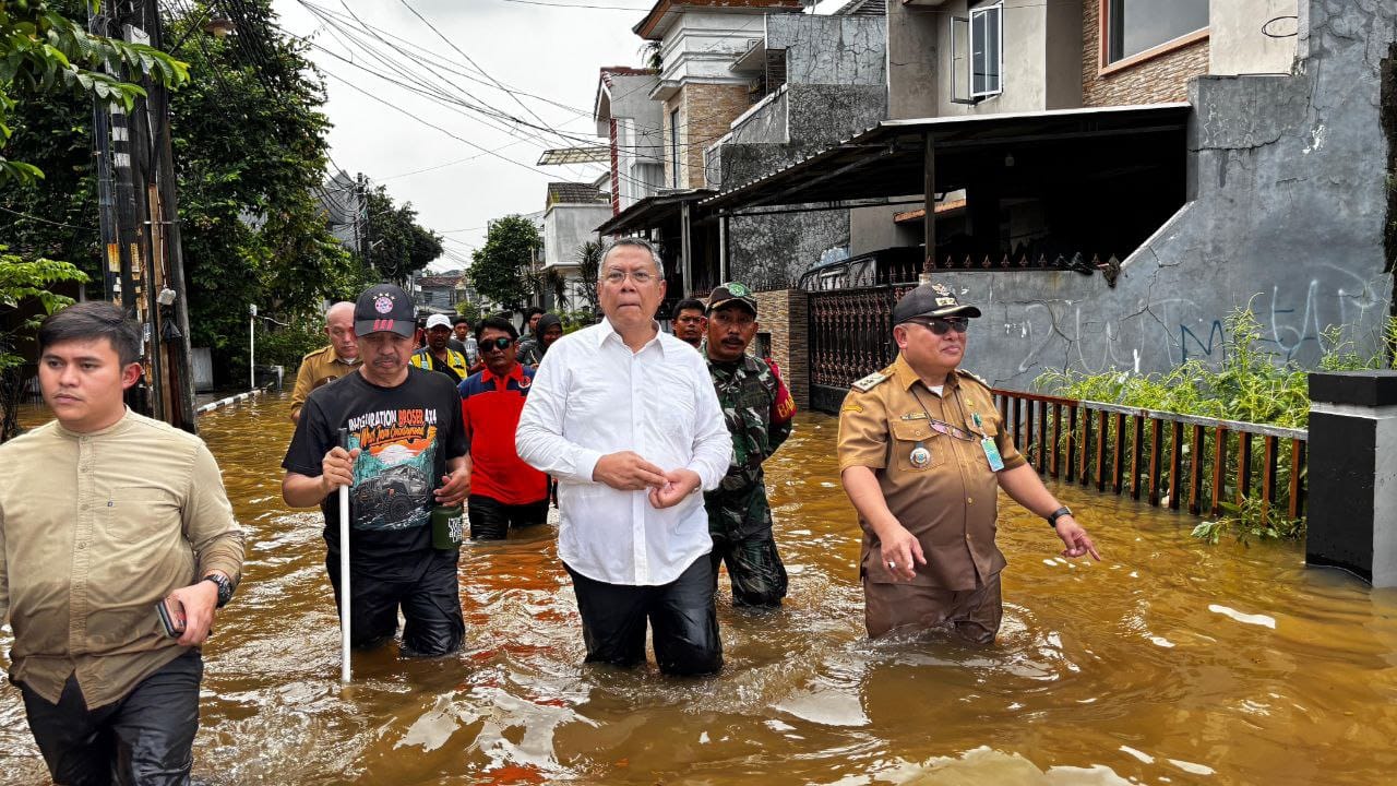 Wali Kota Tangsel Benyamin Davnie meninjau banjir di Pondok Maharta, Selasa (8/7).