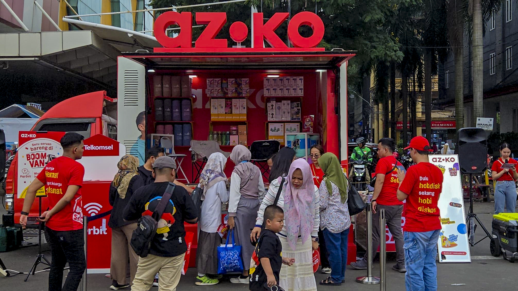 AZKO BOOM VAN hadir sebagai mobile store yang membawa pengalaman belanja praktis langsung ke berbagai titik lokasi di Jakarta, Tangerang, dan Bekasi.