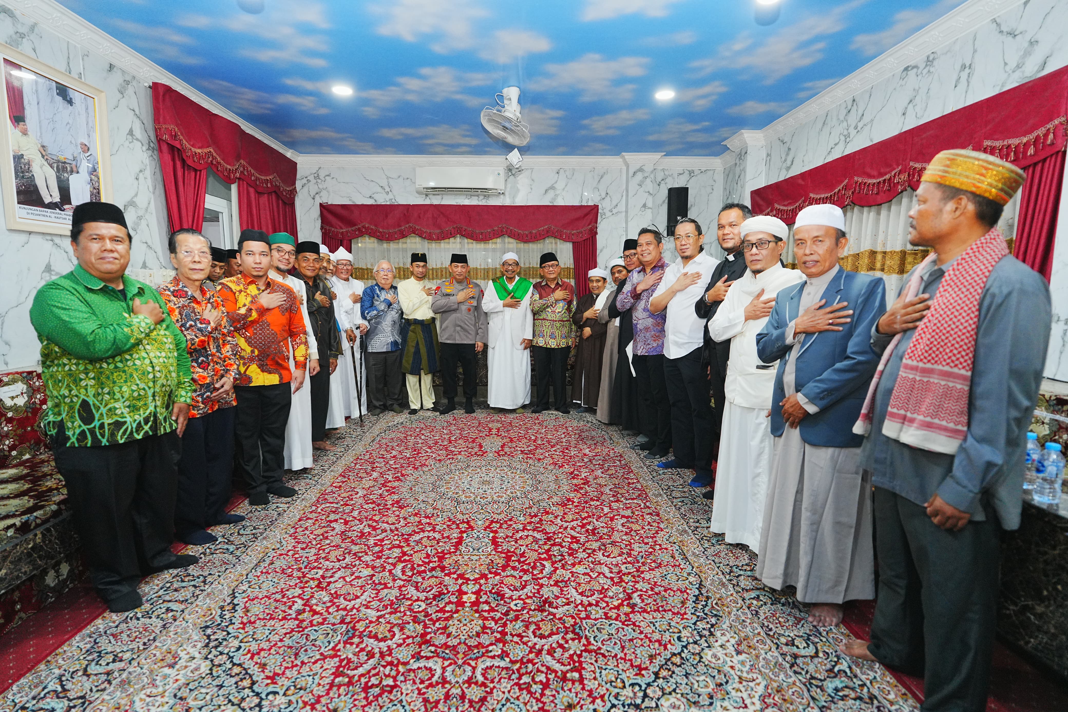 Kapolri Listyo Sigit Prabowo saat bertemu dengan tokoh lintas agama di Medan. (Mabes Polri)