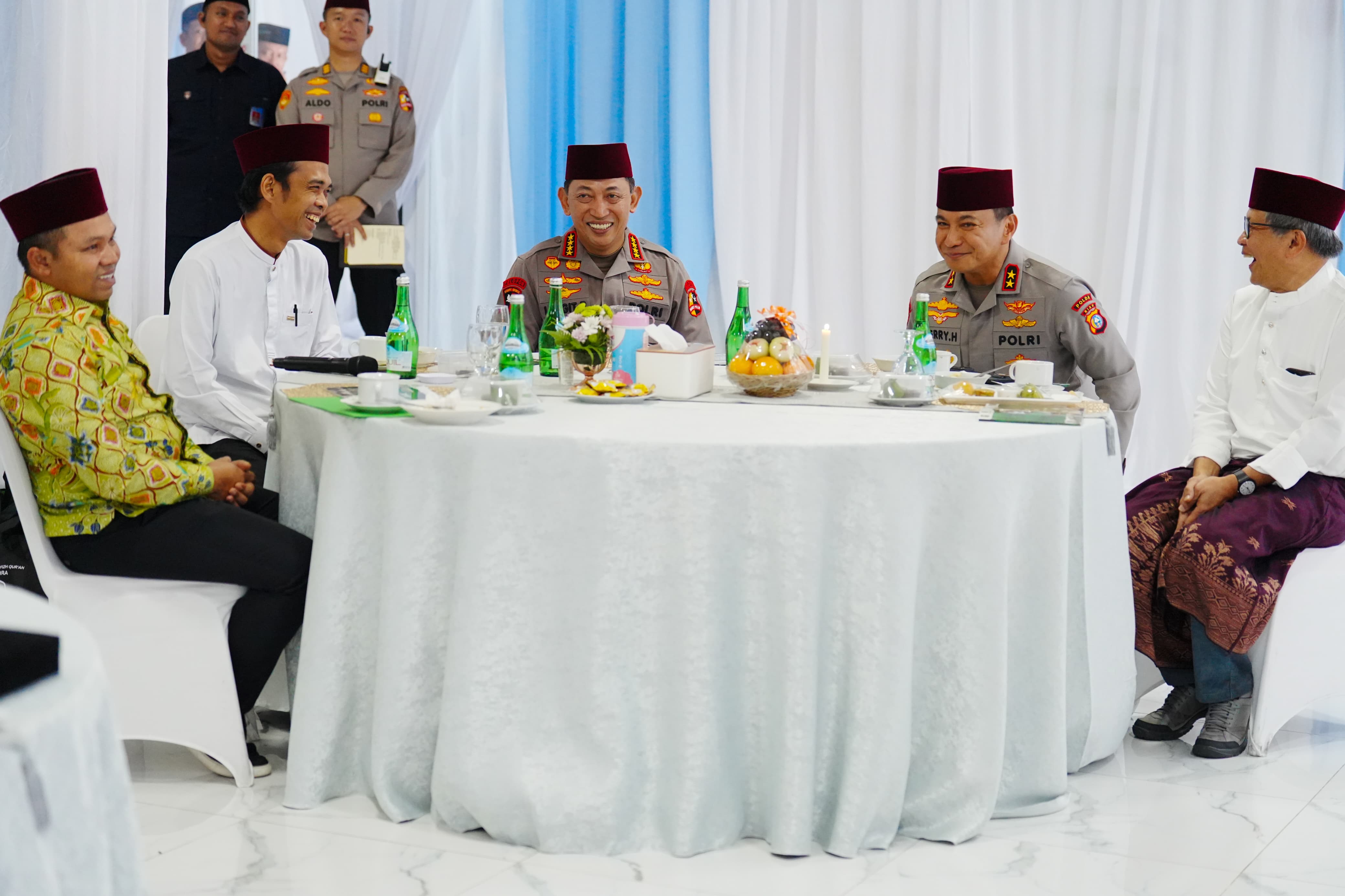 Kapolri Jenderal Sigit saat mengunjungi Pesantren Nurul Azhar di Riau, bertemu UAS dan Rocky Gerung. (Mabes Polri)