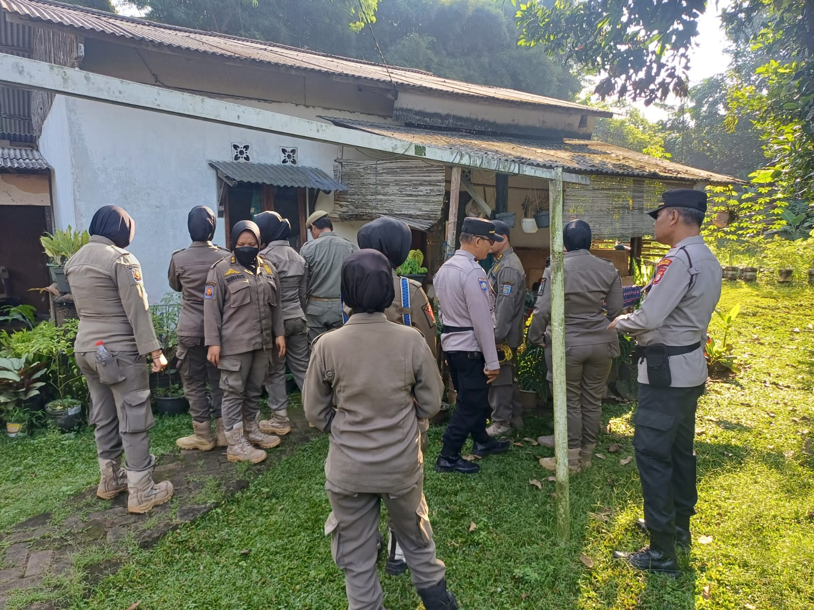 Caption : Penertiban bangunan liar di Kampung Ranca Saga Batu Belah, Kelurahan Setu, Kecamatan Setu, Kota Tangsel.&nbsp;(Dokumentasi Polsek Cisauk)