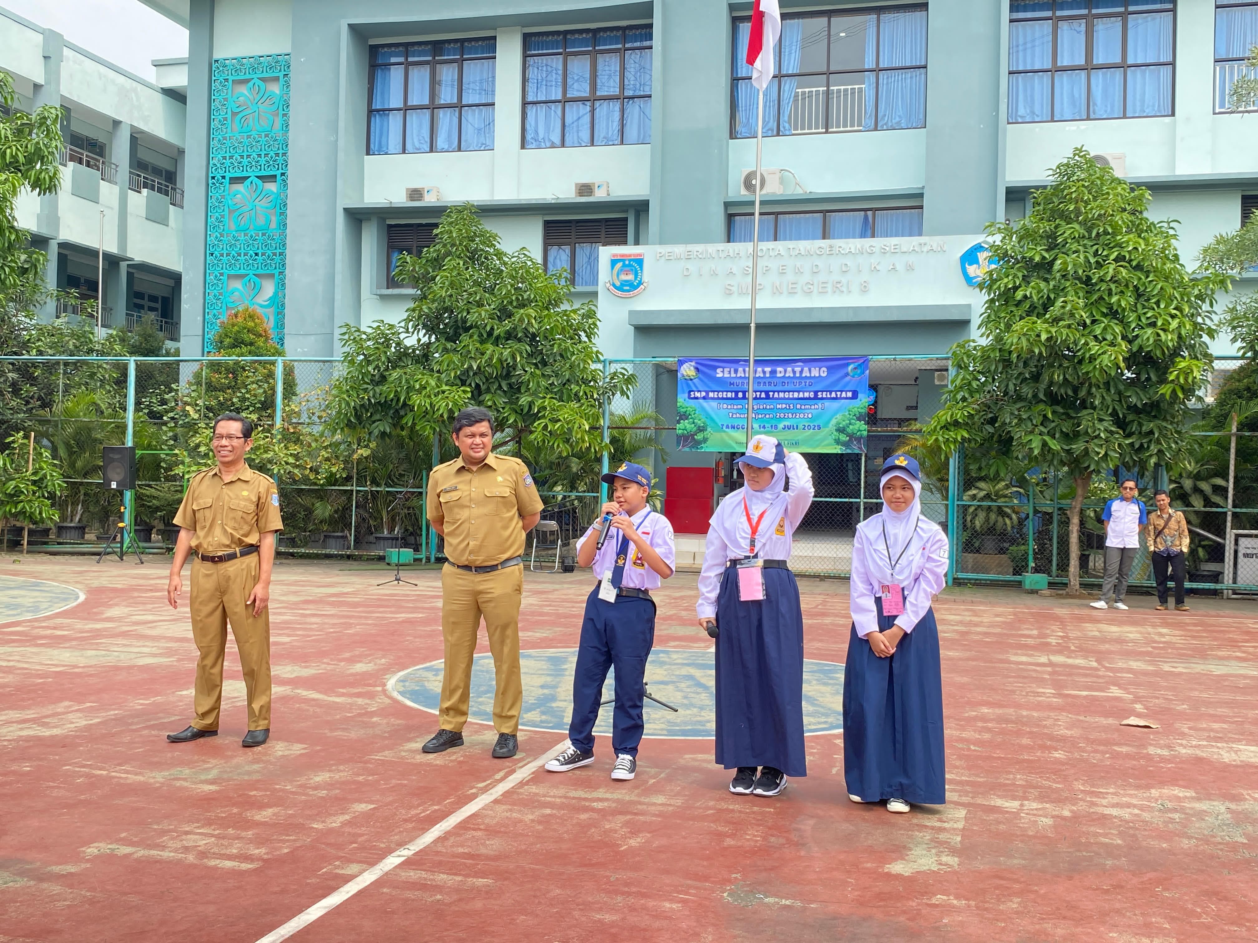 Kepala Dinas Pendidikan dan Kebudayaan (Dindikbud) Kota Tangerang Selatan (Tangsel) Deden Deni meninjau pelaksanaan MPLS di SMPN 8 Tangsel, Kecamatan Setu, Senin (14/7). (Muhtamimah/Jawa Pos)