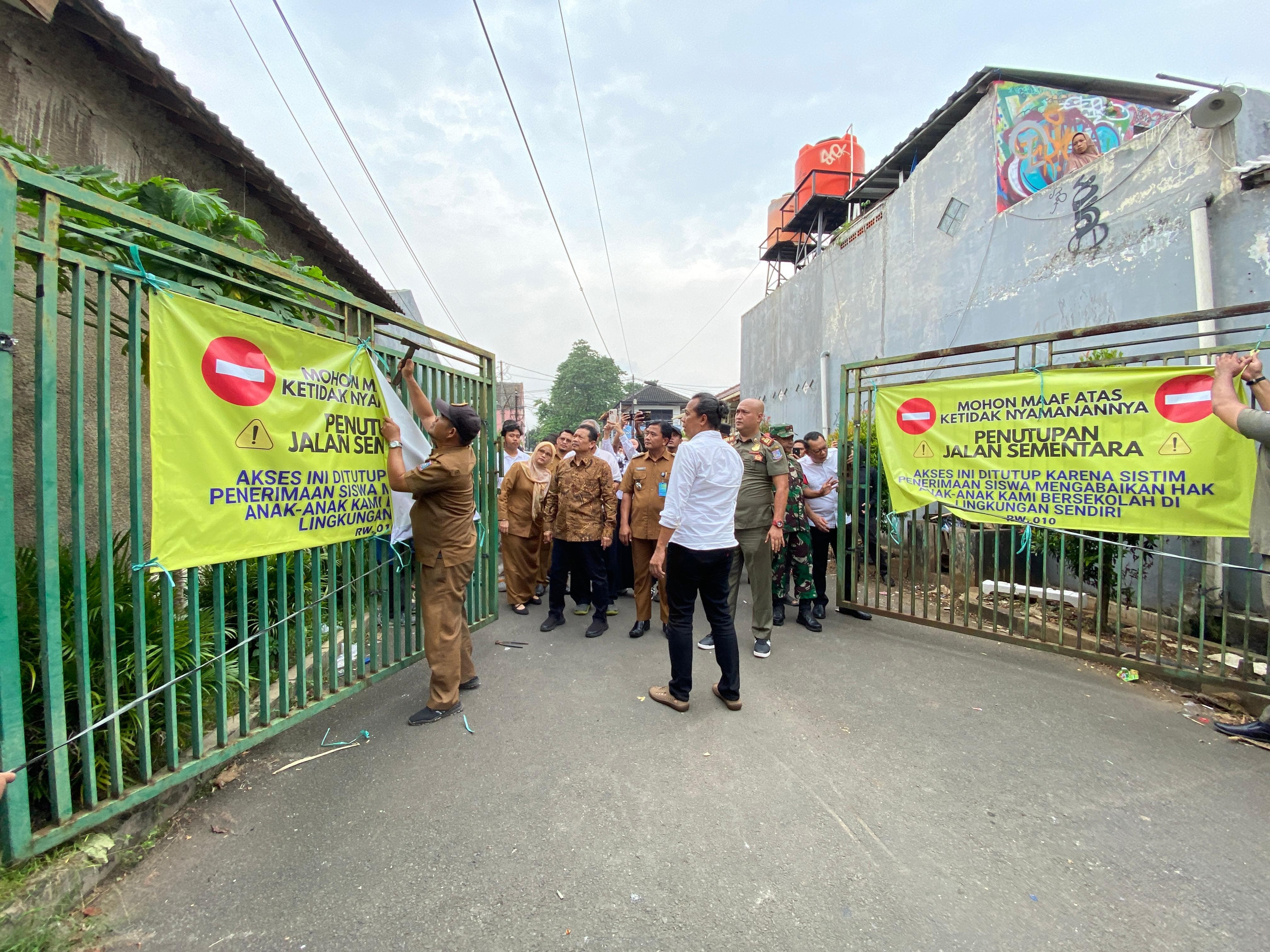 Pembukaan Akses Jalan SMA Negeri 6 Kota Tangsel dan SMP Negeri 17 Kota Tangsel yang berada di wilayah Pamulang, Senin (14/7).