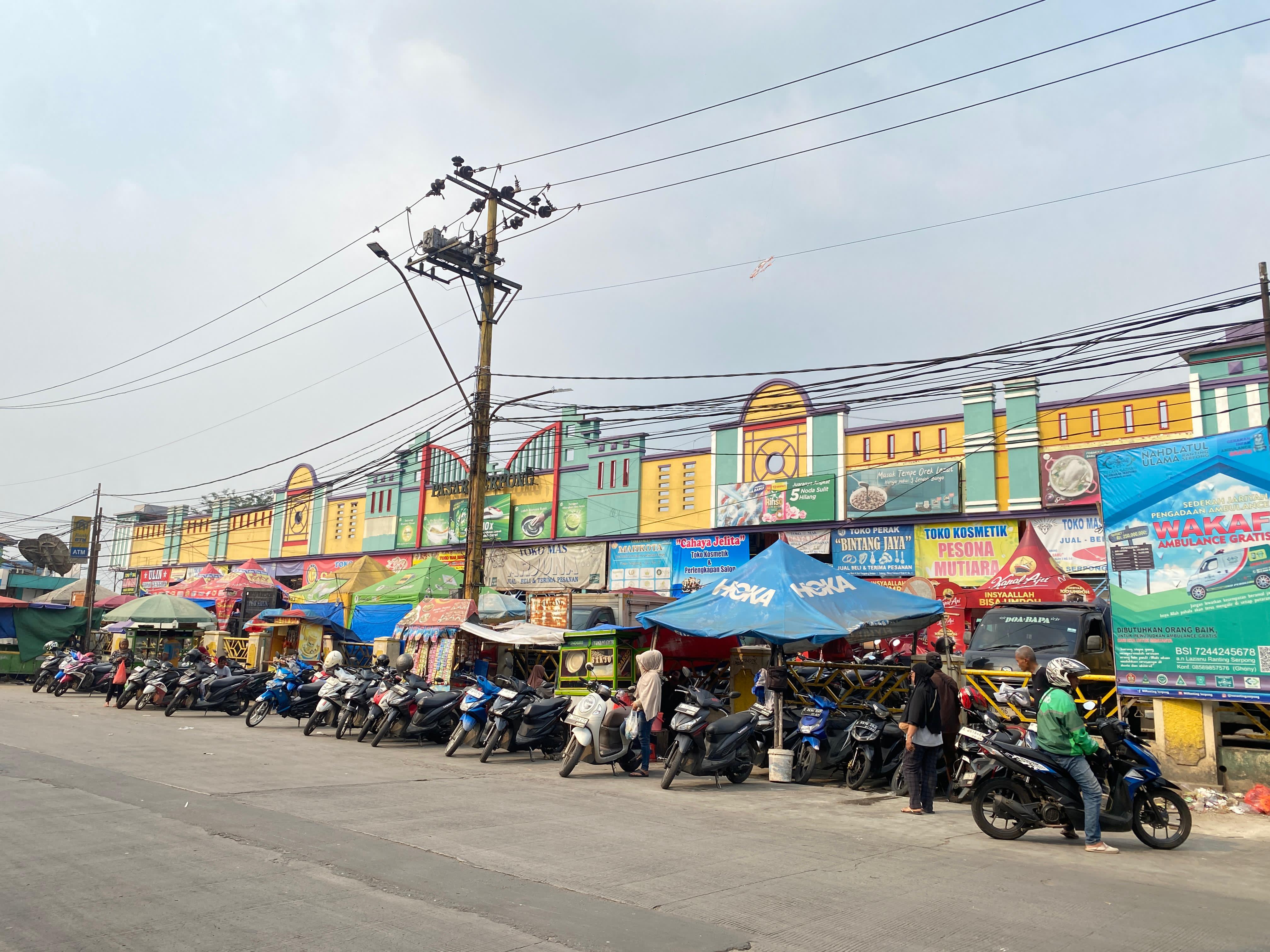 Badan jalan di Pasar Serpong jadi lapak PKL dan parkir liar, kemarin (21/7).