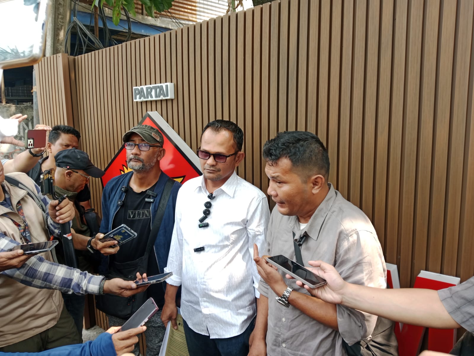 Sejumlah aktivis mendatangi Kantor DPP Partai Gerindra di Jakarta, Senin siang (28/7/2025).