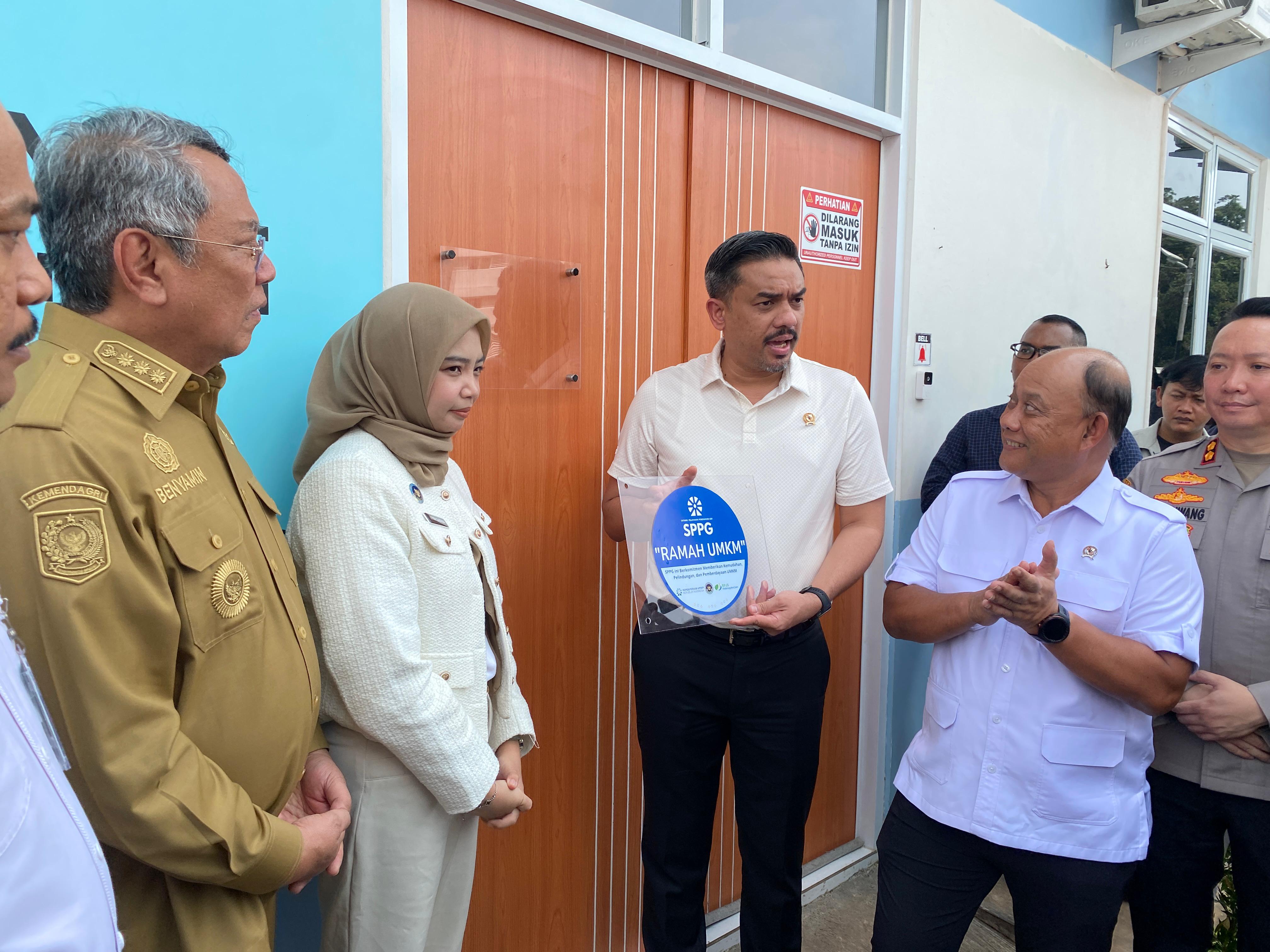 Menteri Usaha Mikro, Kecil dan Menengah (UMKM) Maman Abdurrahman meninju dapur Satuan Pelayanan Pemenuhan Gizi (SPPG) di wilayah Serpong, Kota Tangsel, Selasa (29/7).