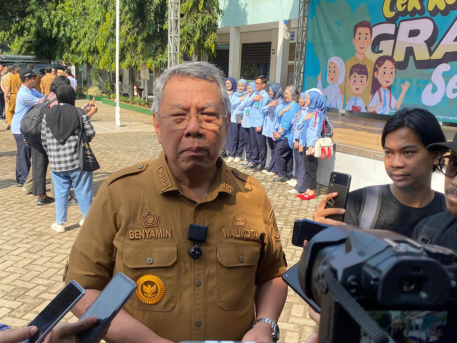 Wali Kota Tangsel Benyamin Davnie menyampaikam program CKG Sekolah di Tangsel menyasar 301.598 Siswa di SMAN 6 Kota Tangsel, Pamulang, Senin (4/8). (FOTO:&nbsp;Muhtamimah/Jawa Pos)