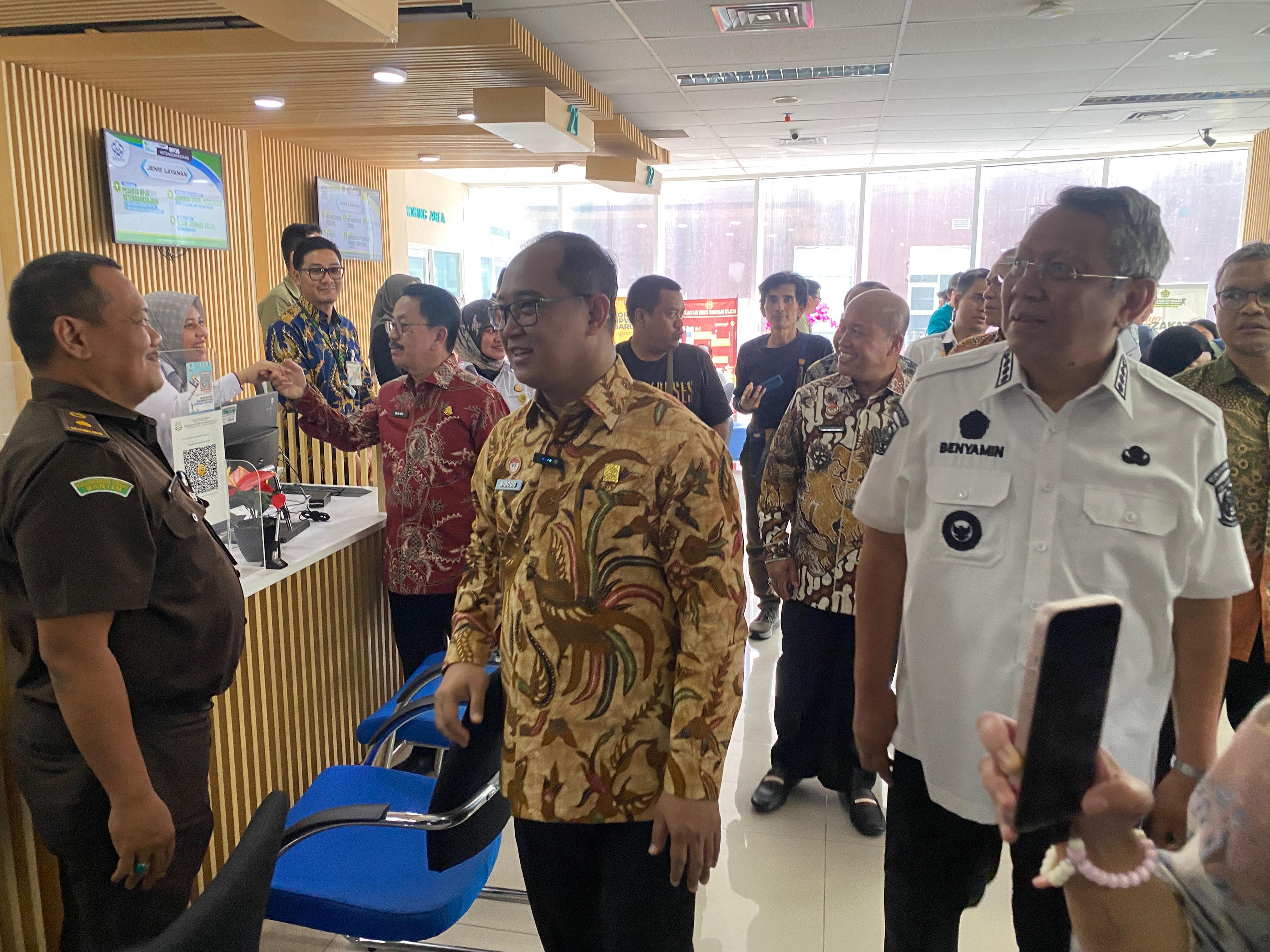Direktur Jenderal Administrasi Hukum Umum (Dirjen AHU) Widodo bersama Wali Kota Tangerang Selatan (Tangsel) Benyamin Davnie meresmikan Layanan Administrasi Hukum Umum.