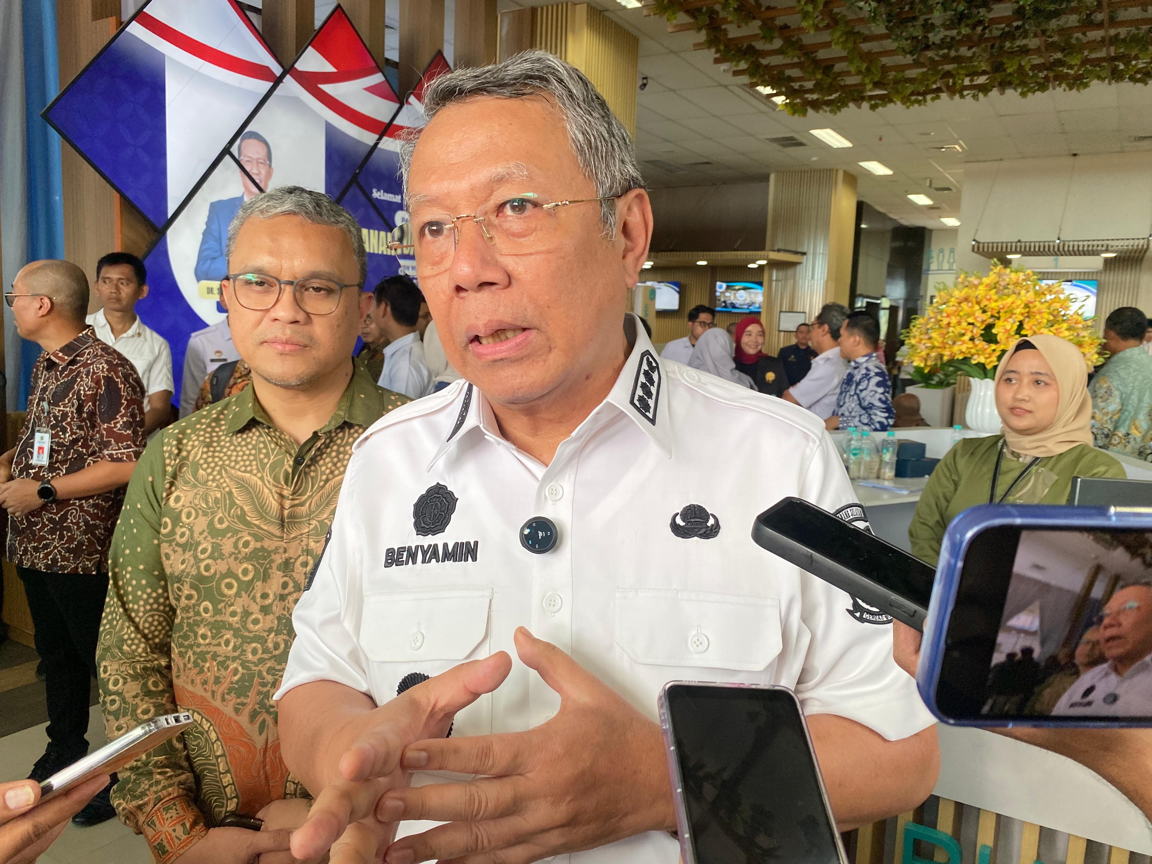 Wali Kota Tangsel Benyamin Davnie saat diwawancarai terkait dugaan pungli di SD Negeri Ciledug Barat, Pamulang, Rabu (6/8).  &nbsp;