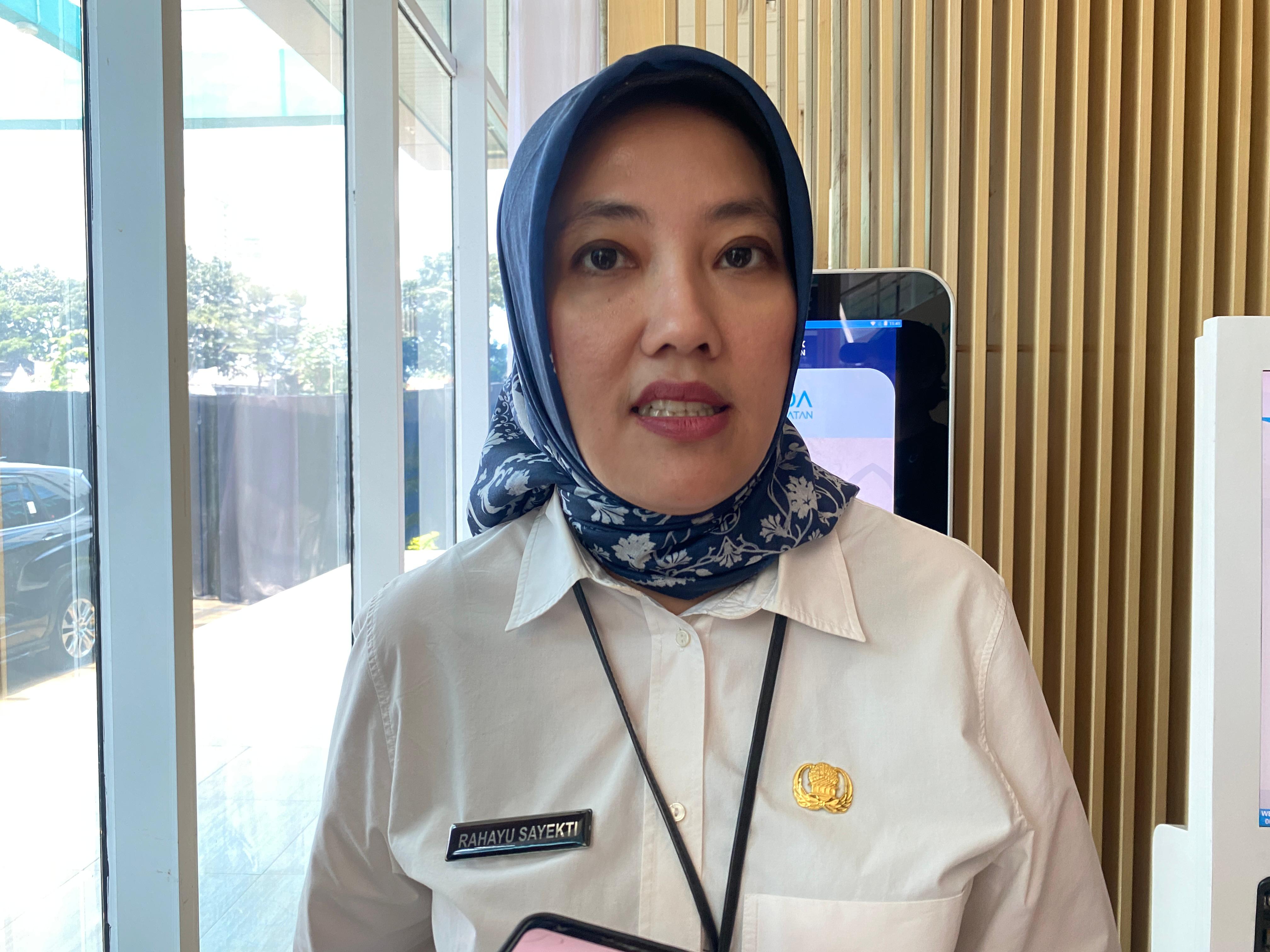 Sekretaris Bapenda Tangsel Rahayu Sayekti saat diwawancarai terkait capaian realisasi pajak di Tangsel tahun 2025.&nbsp;
